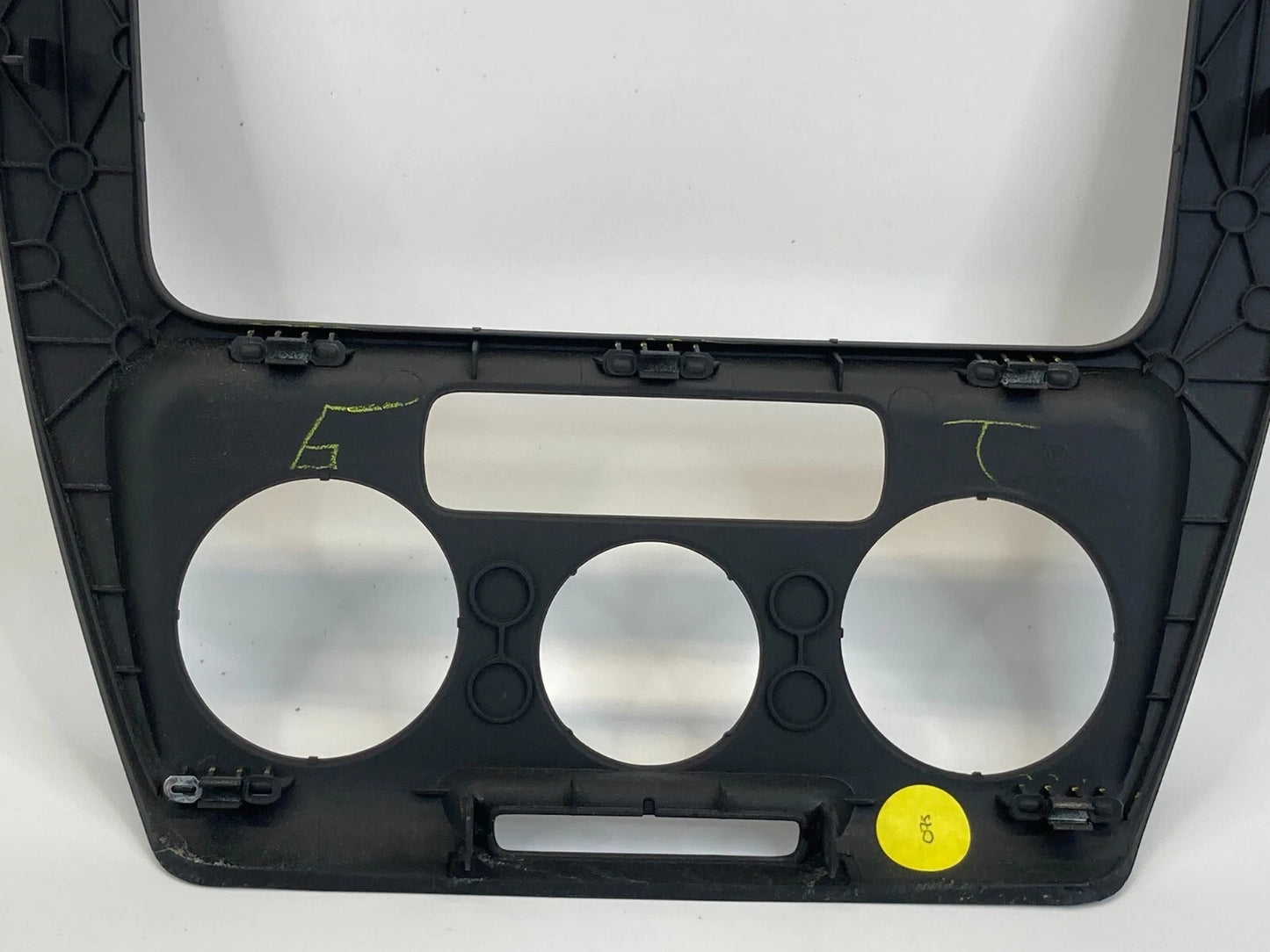 11-14 VOLKSWAGEN JETTA SEDAN DASH RADIO CLIMATE CONTROL BEZEL 5C6-858-071 OEM