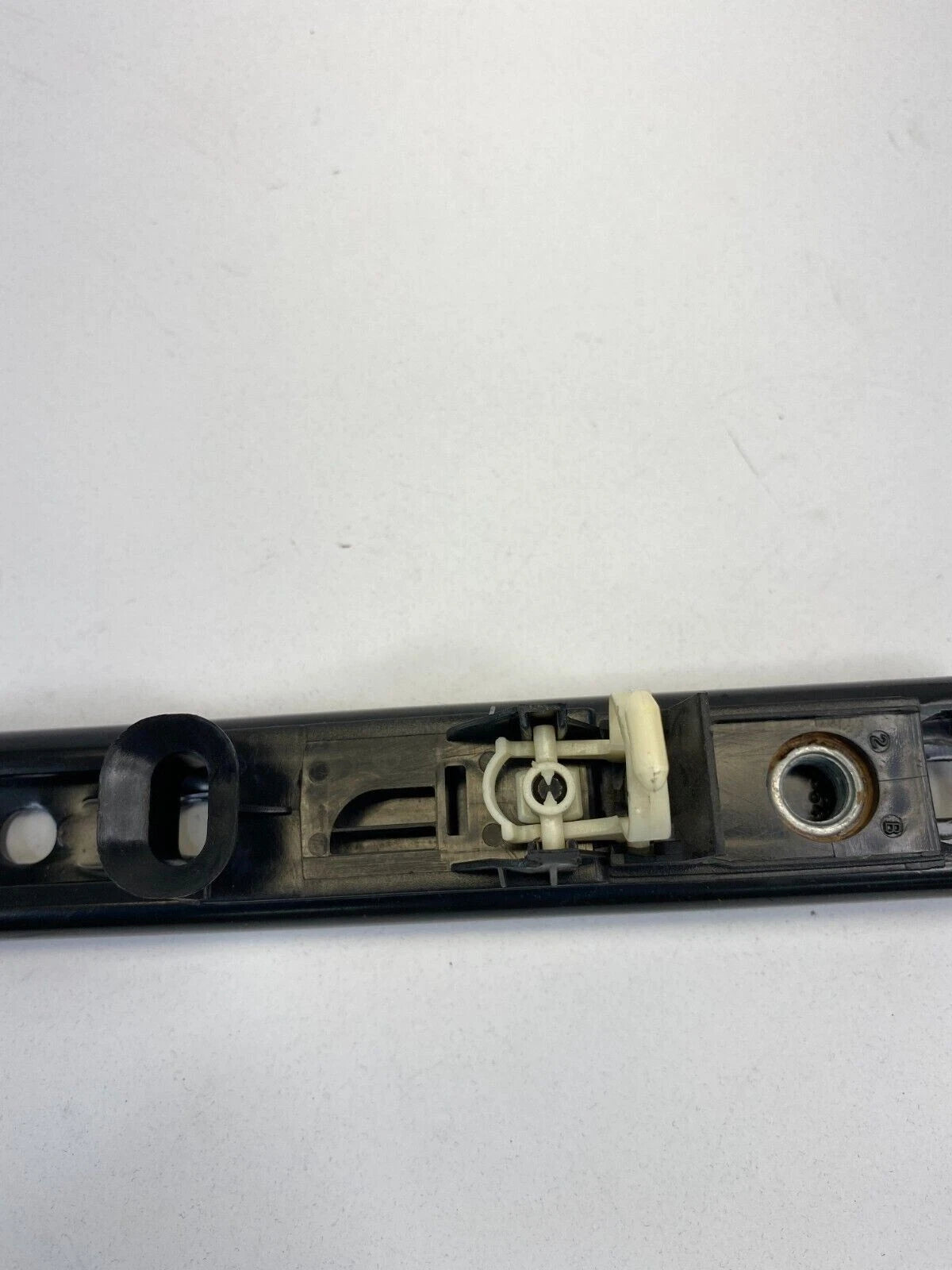 2002-2006 MINI COOPER FRONT RIGHT PASSENGER SEAT BELT HEIGHT ADJUSTMENT ADJUSTER
