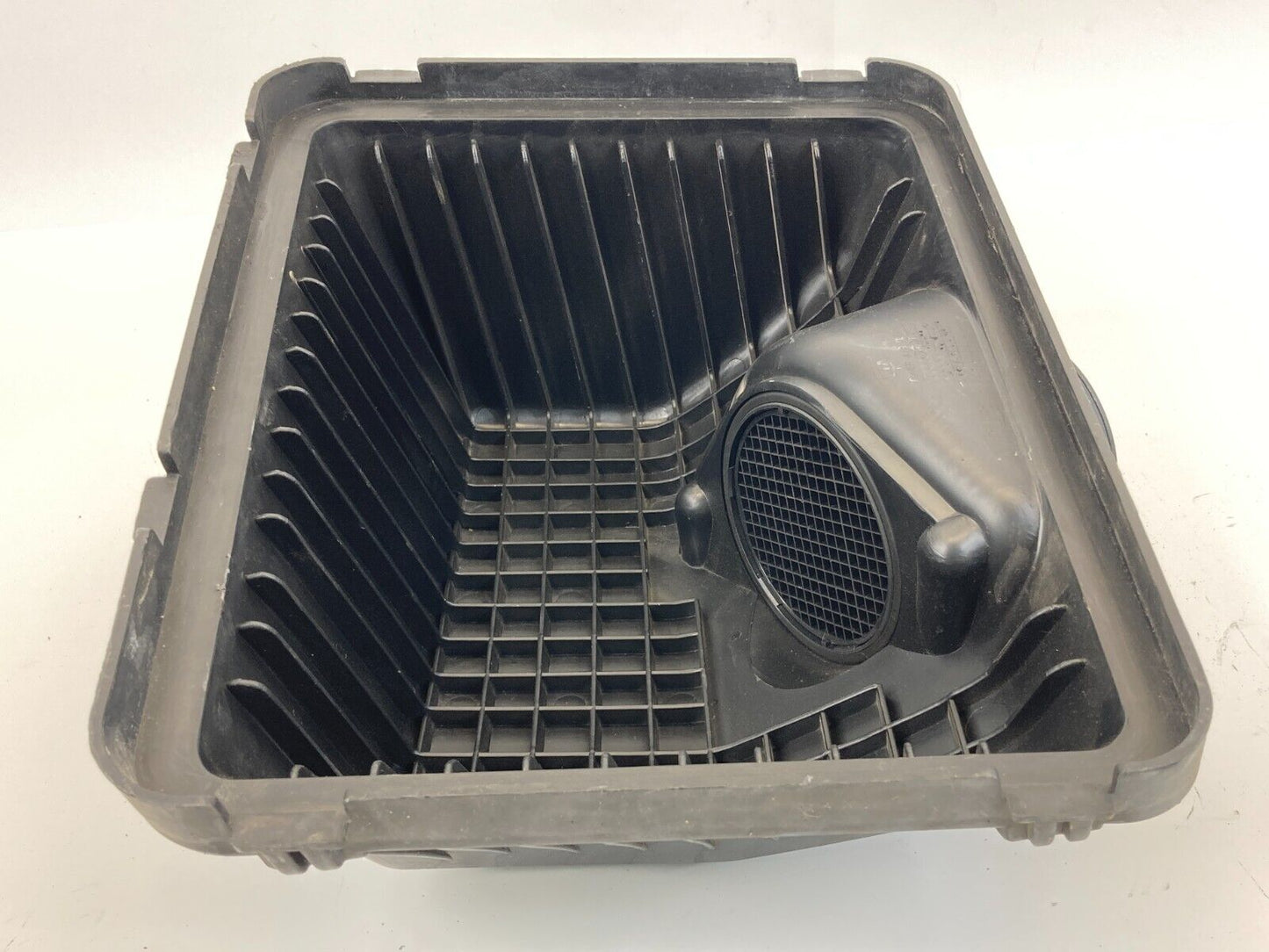 2003-2006 Kia Sorento Air Intake Cleaner Box W/ Mass Air Flow Sensor MAF