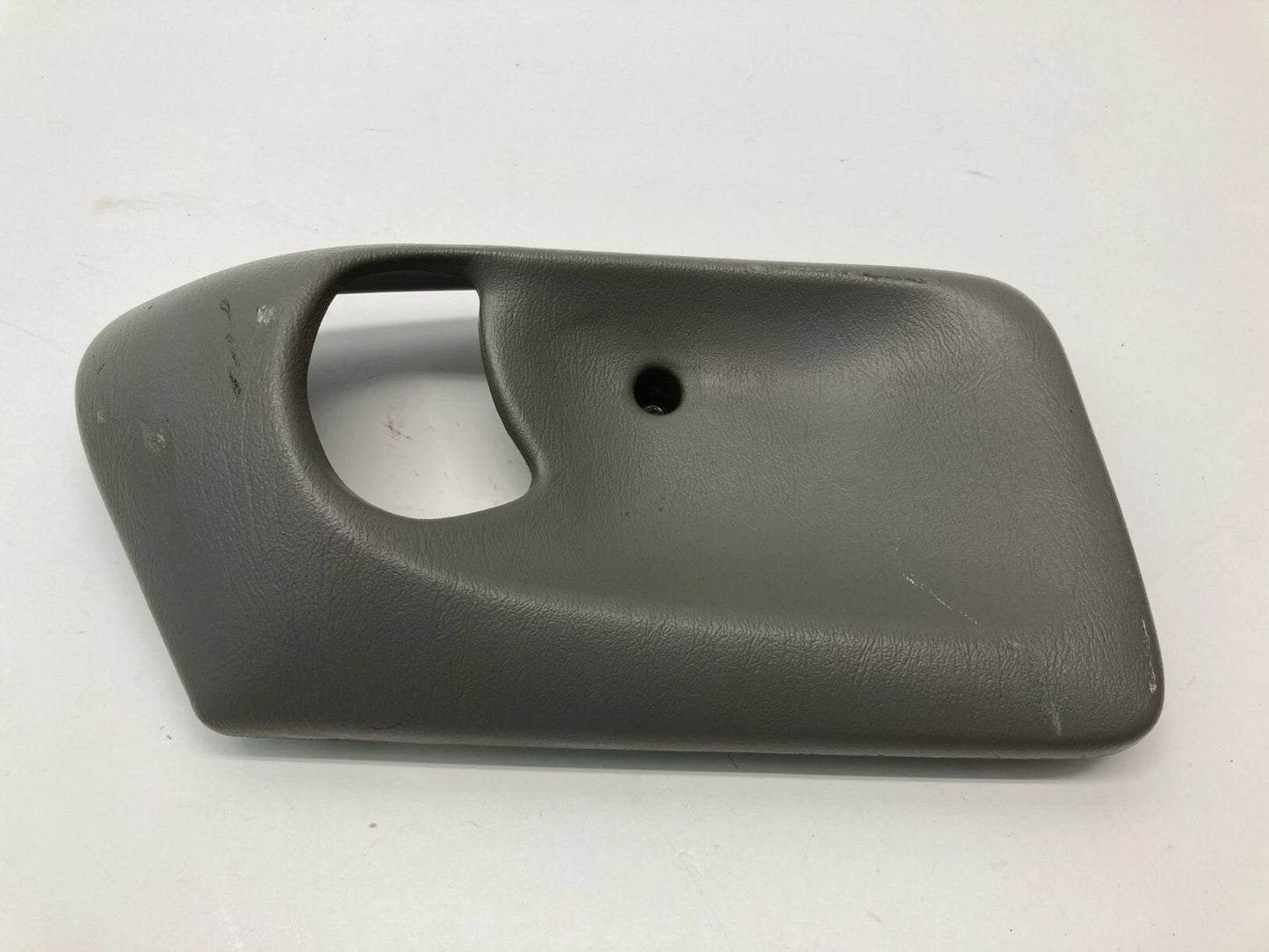 2000-2005 CHEVROLET IMPALA REAR LEFT SIDE INNER DOOR HANDLE BEZEL TRIM 21995764