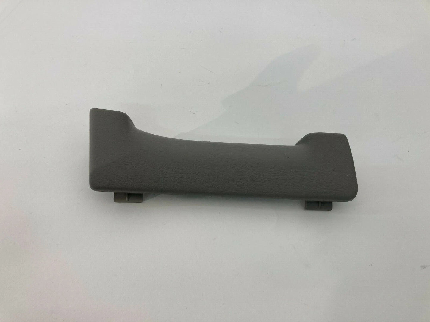 2001-2006 TOYOTA SEQUOIA RIGHT SIDE B PILLAR HANDLE COVER TRIM PANEL 74637-0C010