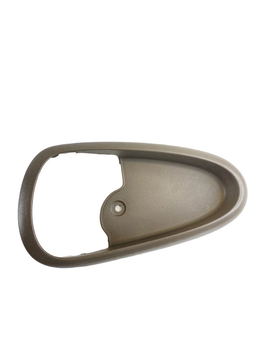 2002-2005 PONTIAC GRAND AM FRONT RIGHT INNER DOOR HANDLE BEZEL TRIM 22617652