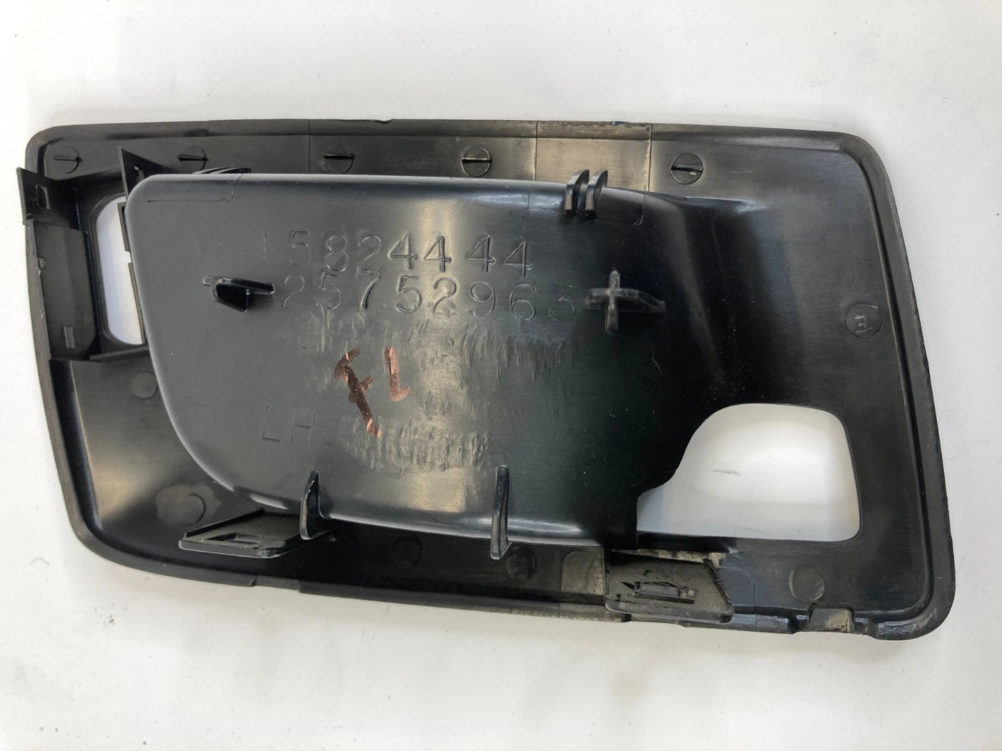 2004-2006 CADILLAC SRX FRONT LH DRIVER DOOR INNER HANDLE BEZEL TRIM OEM 25752963