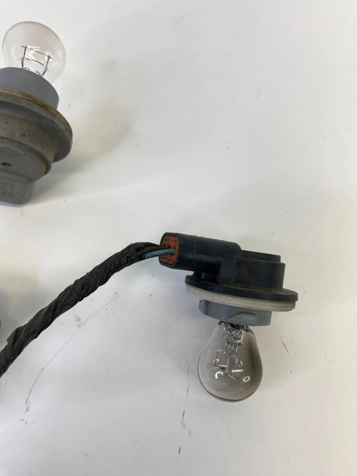 2002-2007 SATURN VUE TAIL LIGHT LAMP WIRE HARNESS REAR PLUG 2GCX-13407-AC OEM