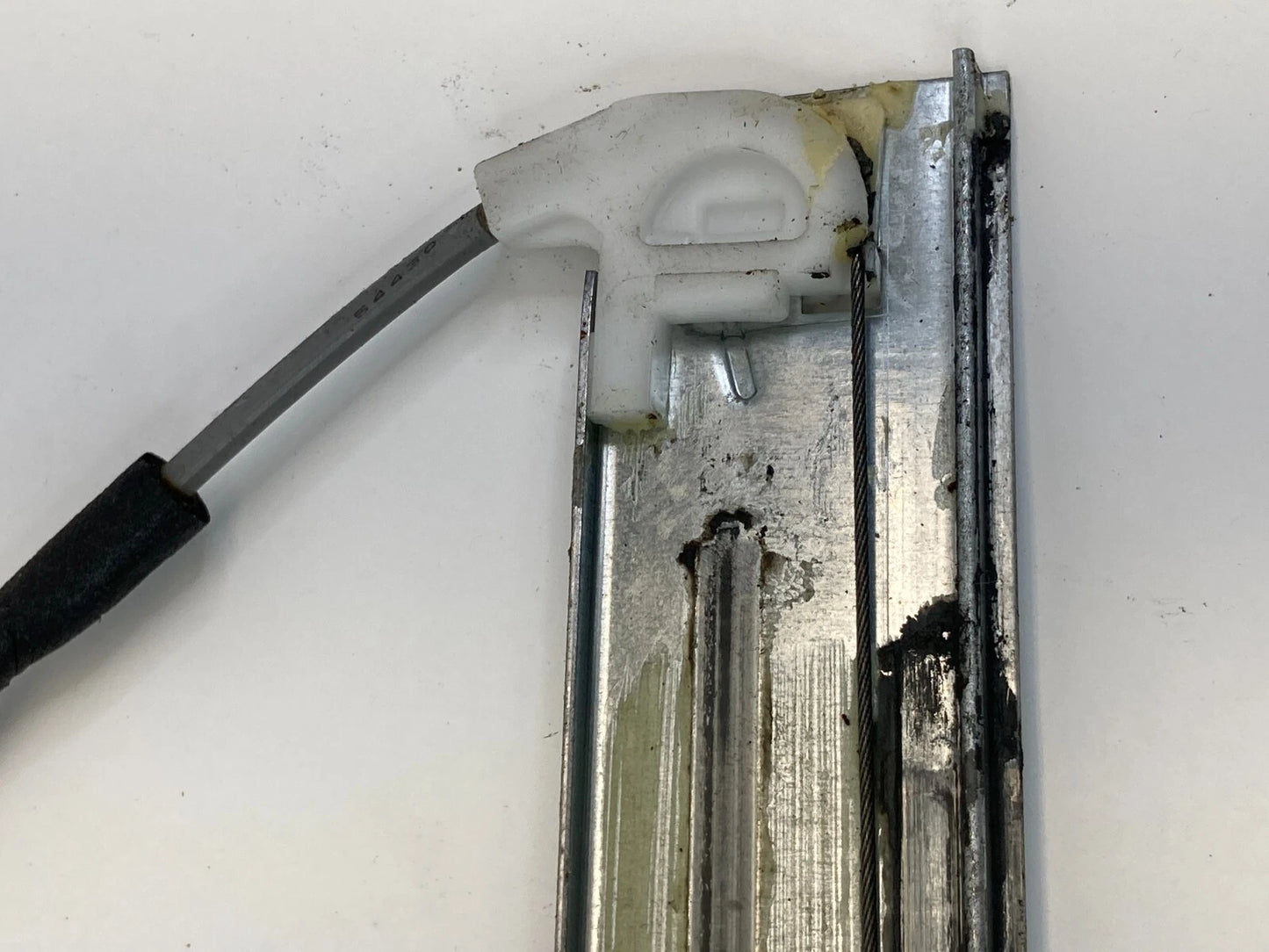 2001-2006 SUZUKI GRAND VITARA FRONT LEFT WINDOW REGULATOR W/ MOTOR 83460-65D00