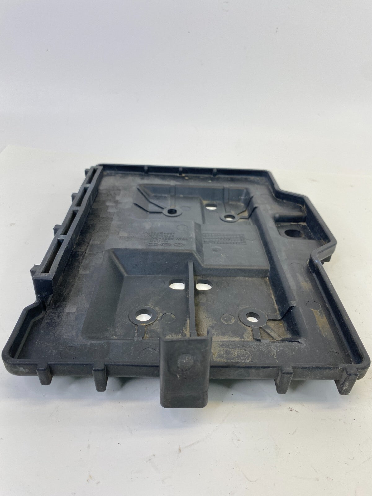 2009 09 Kia Borrego 3.8L A/T Battery Tray Holder Bracket 37150-2J800 OEM