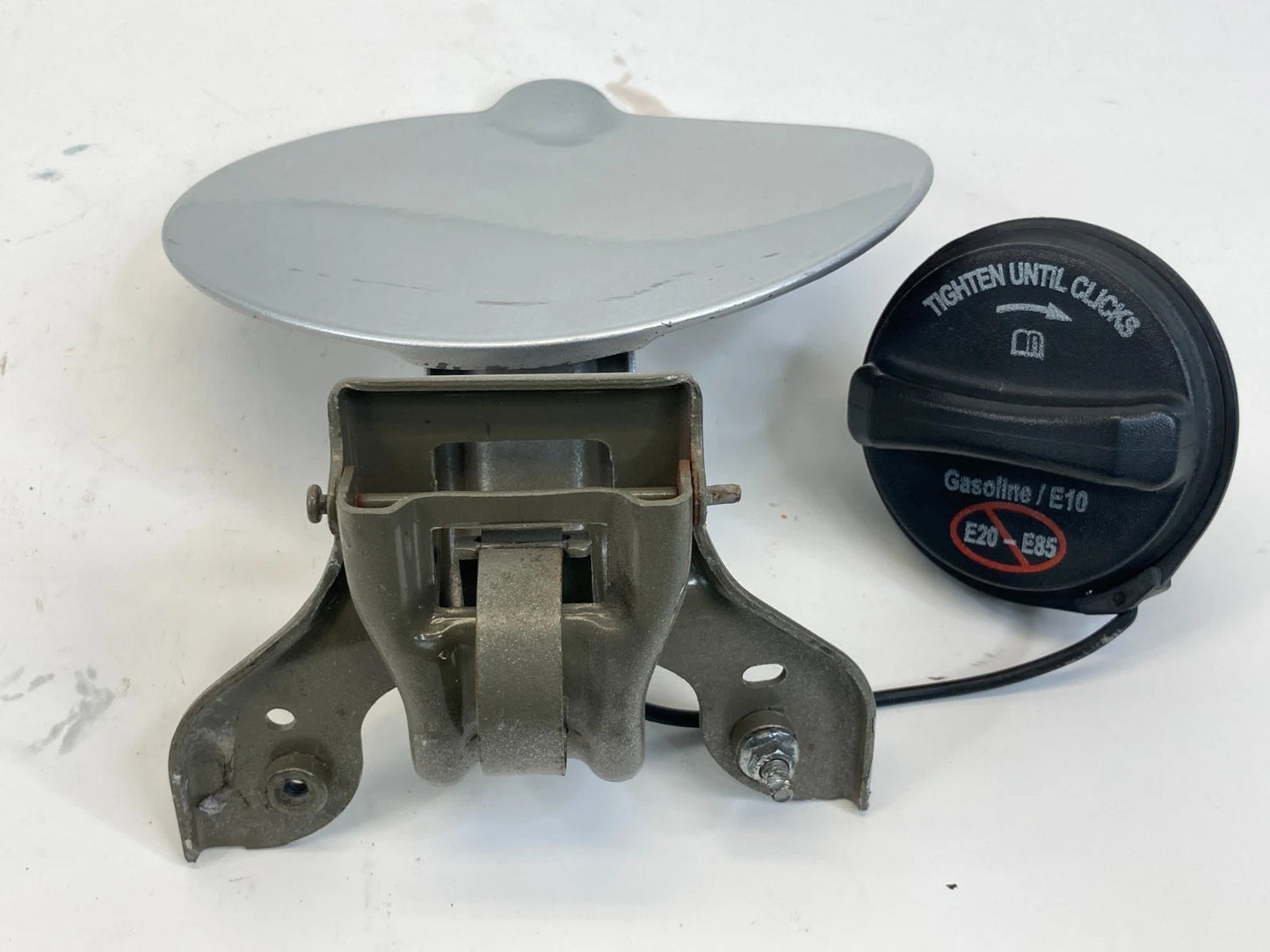 2007-2010 FORD EDGE QUARTER PANEL MOUNTED FUEL FILLER FUEL TANK DOOR OEM