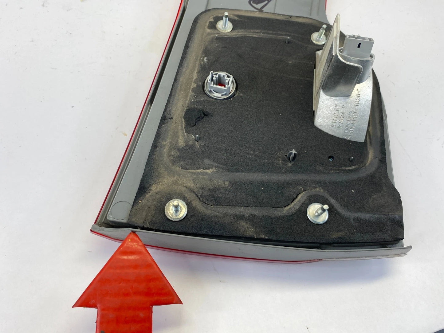 2008-2010 HONDA ODYSSEY RIGHT PASSENGER SIDE INNER TRUNK GATE TAIL LIGHT OEM