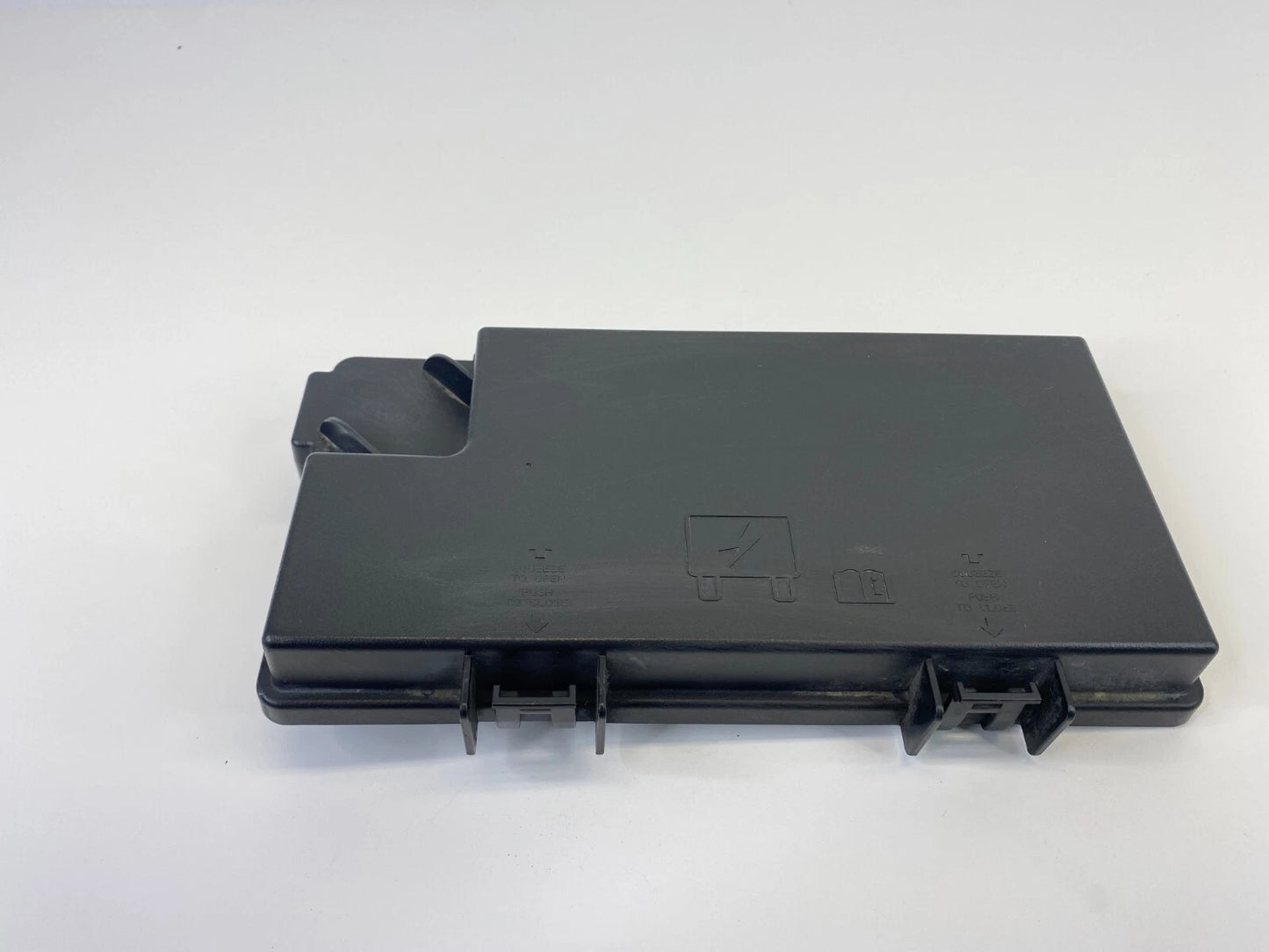 2011-2013 CHRYSLER TOWN & COUNTRY FUSE RELAY BOX BATTERY COVER LID R62337-001