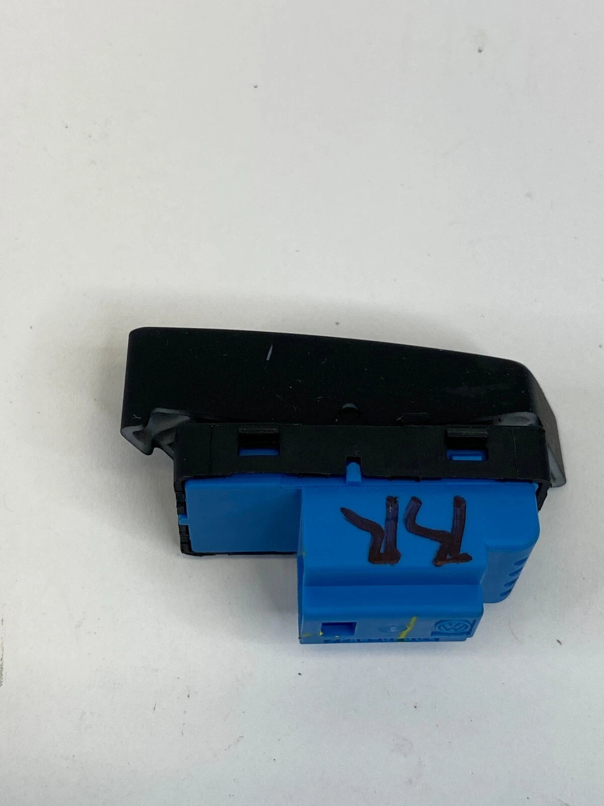 2012-2015 VW VOLKSWAGEN PASSAT REAR RIGHT SIDE DOOR LOCK SWITCH 561962136 OEM