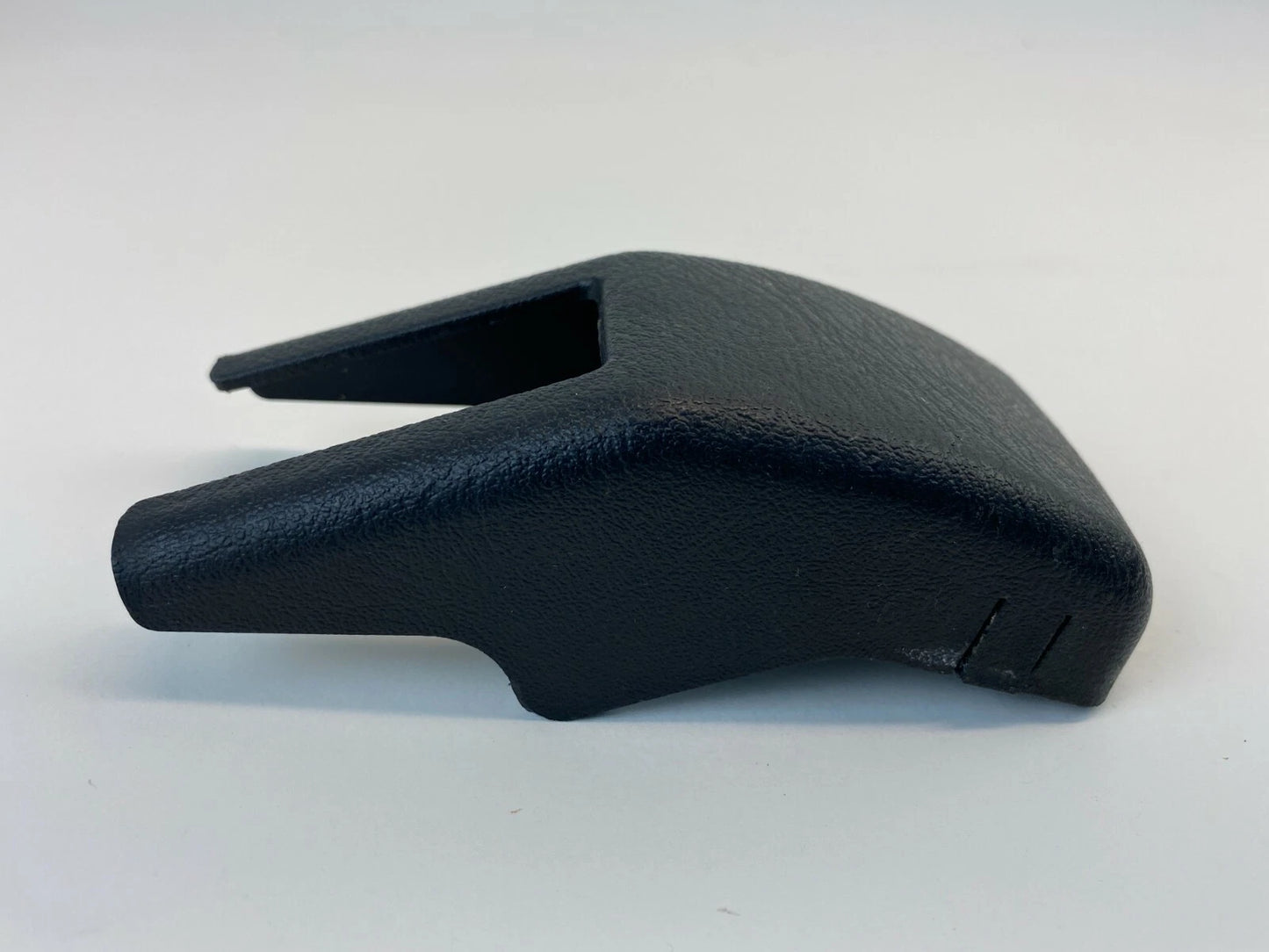 2004-2006 KIA AMANTI FRONT RIGHT SIDE SEAT RAIL TRACK END COVER 88561 3F000 OEM