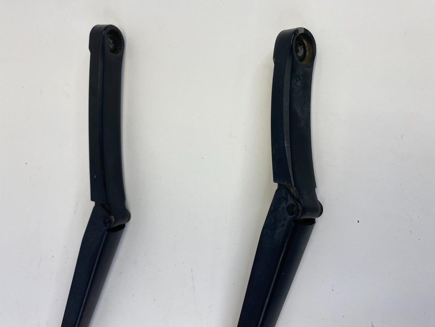 2009-2012 Volkswagen CC SEDAN Front Left & Right Side Windshield Wiper Arm OEM