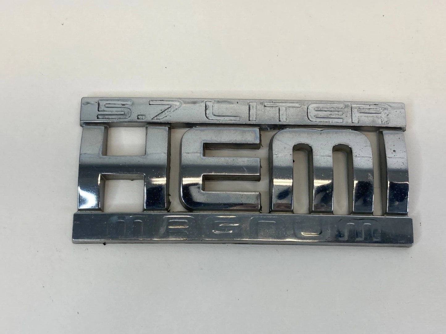 03-05 DODGE RAM 2500 5.7L HEMI MANGUM LEFT OR RIGHT EMBLEM NAMEPLATE 55077661AA