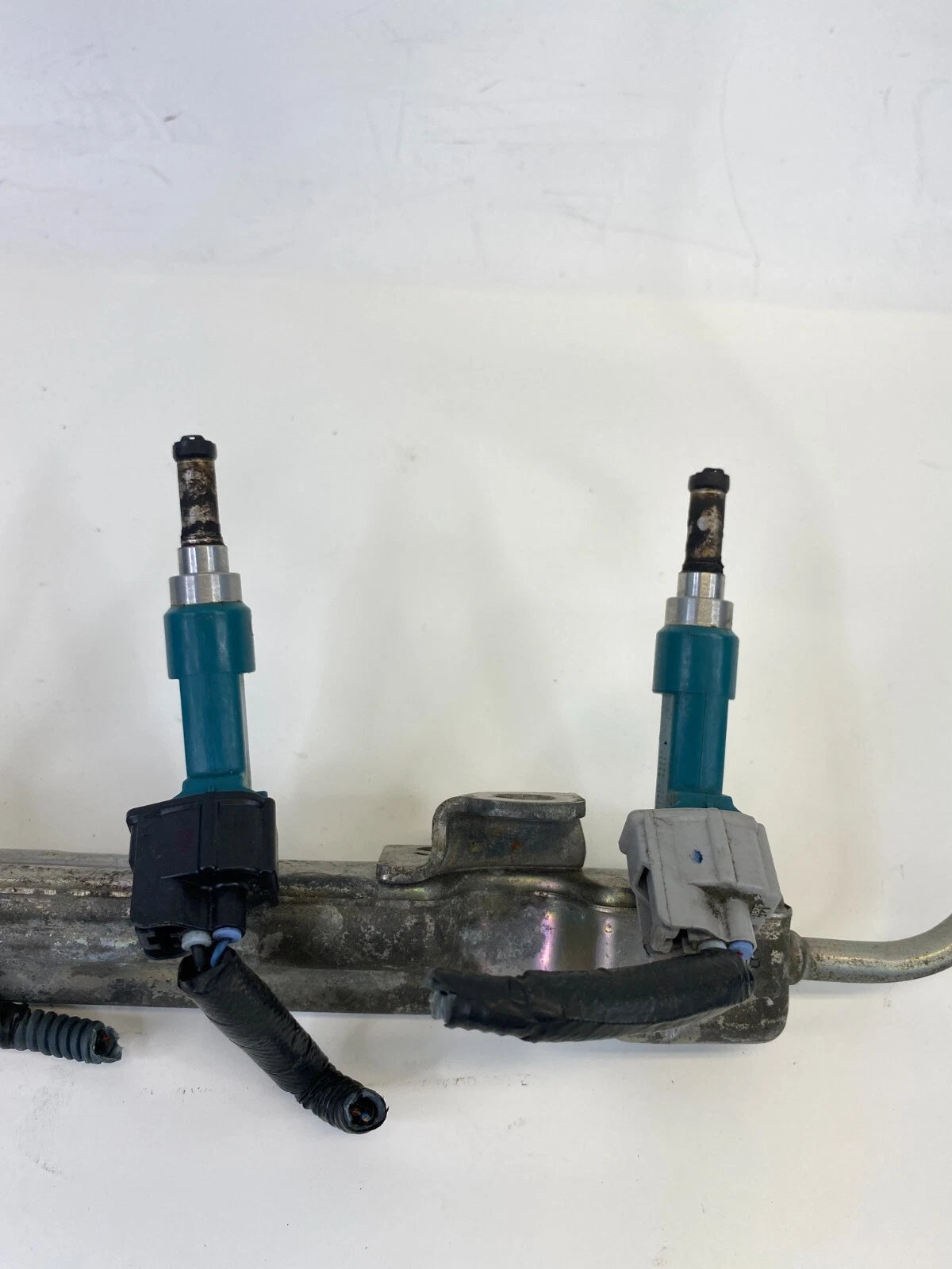 10-15 TOYOTA PRIUS 1.8L L4 AT HYBRID ENGINE FUEL INJECTOR RAIL DELIVERY PIPE OEM