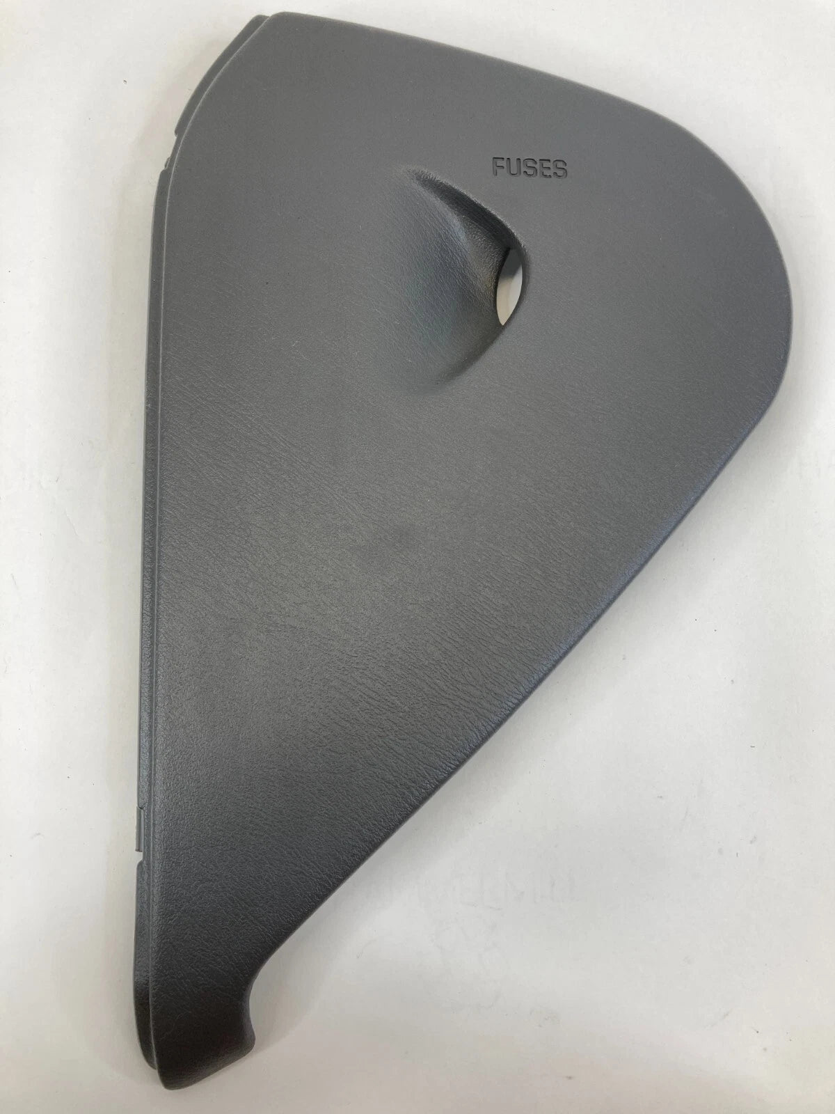 02-05 PONTIAC GRAND AM FRONT LEFT SIDE DASH FUSE BOX END CAP TRIM COVER 22618851