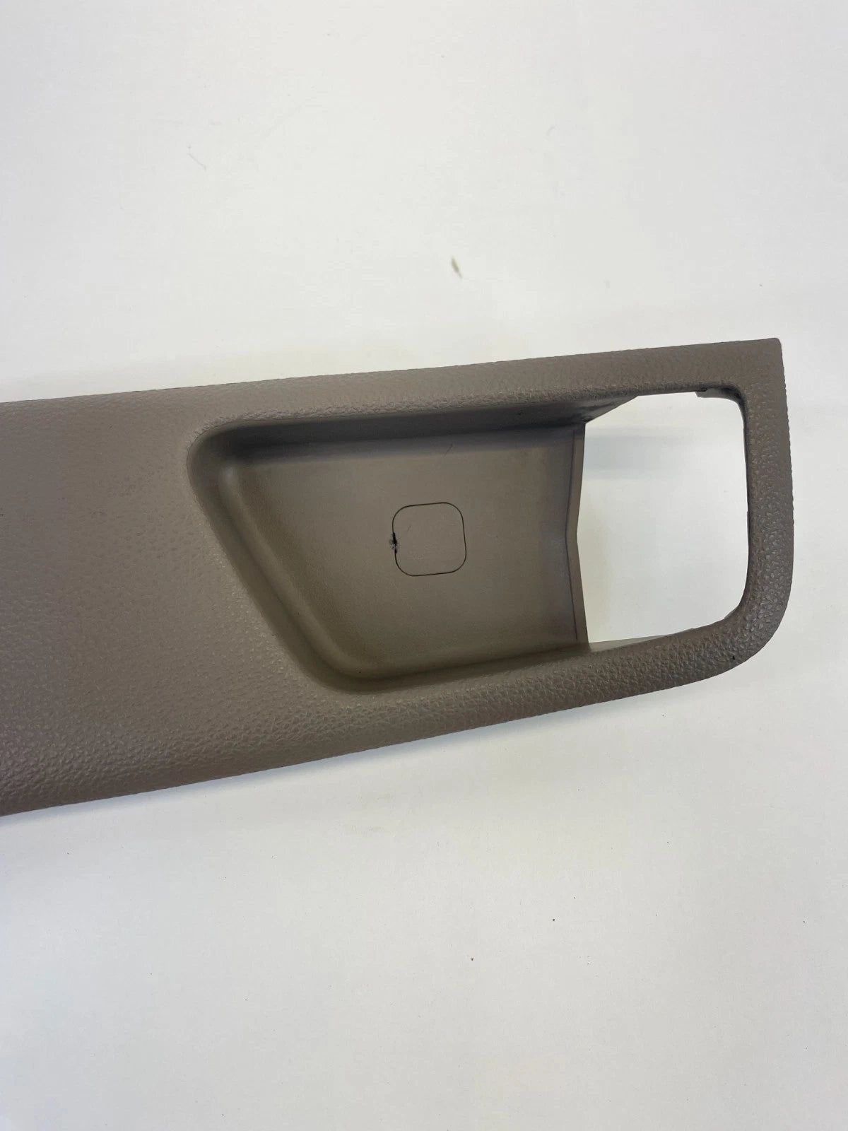 2005-2010 KIA SPORTAGE REAR RIGHT INSIDE DOOR HANDLE TRIM BEZEL 836211F000 OEM