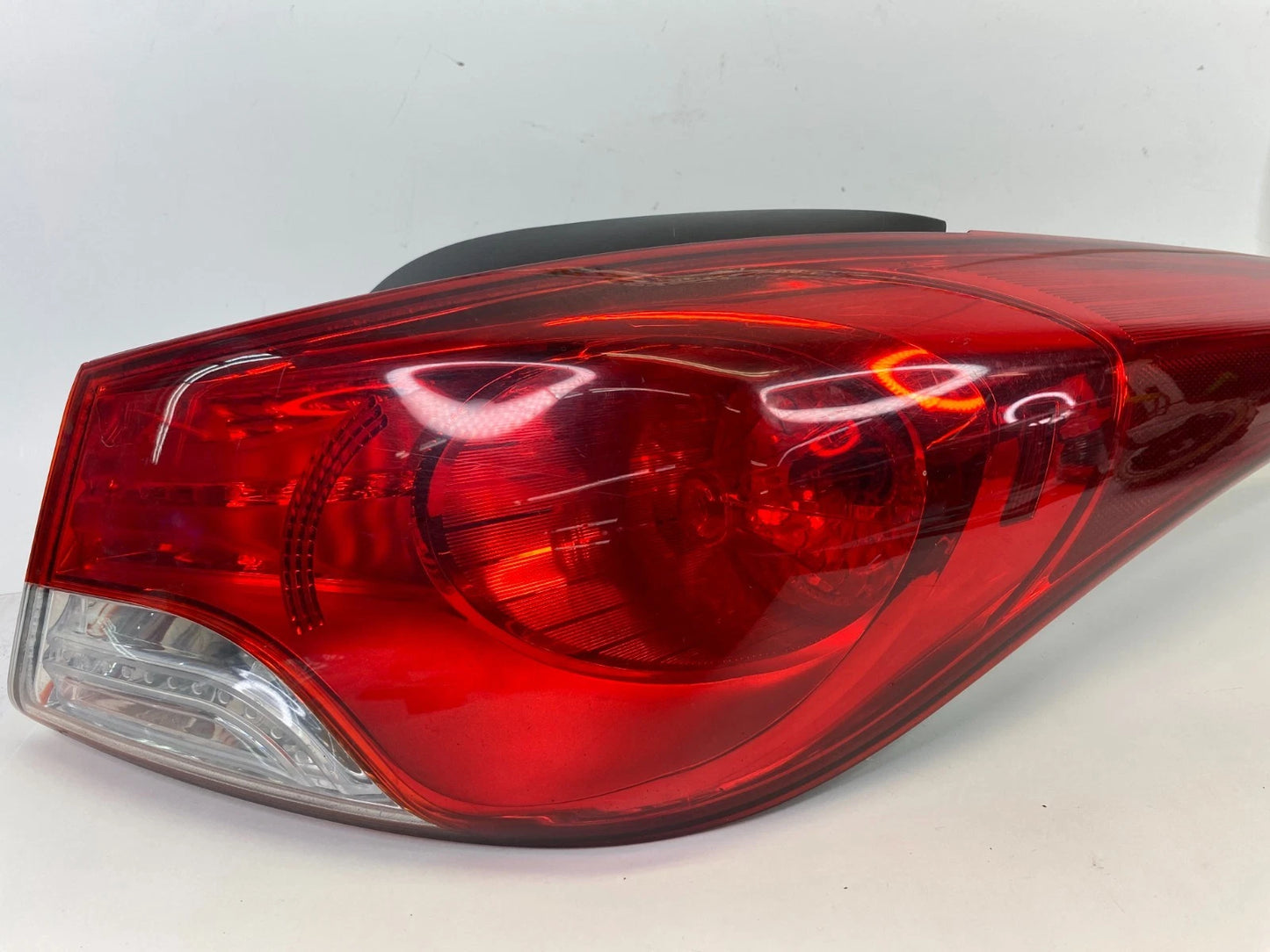 2011-2013 HYUNDAI ELANTRA SEDAN REAR RIGHT PASSENGER OUTER TAIL LIGHT TAILLIGHT