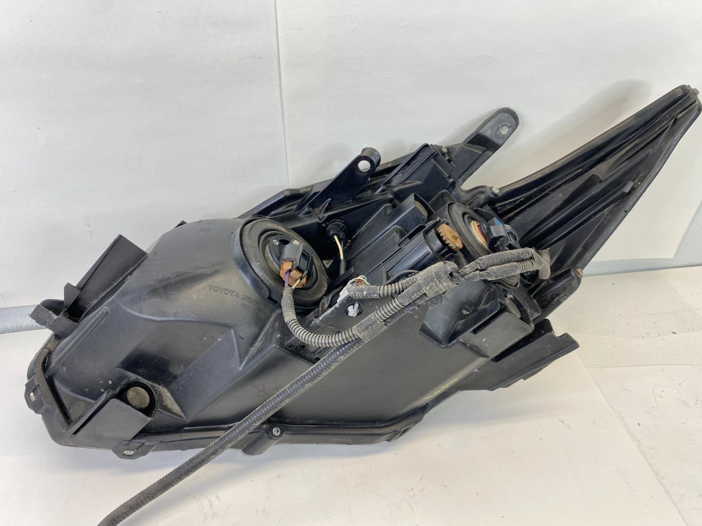 2010-2011 TOYOTA PRIUS RIGHT PASSENGER SIDE HEADLIGHT HEAD LAMP ASSEMBLY OEM