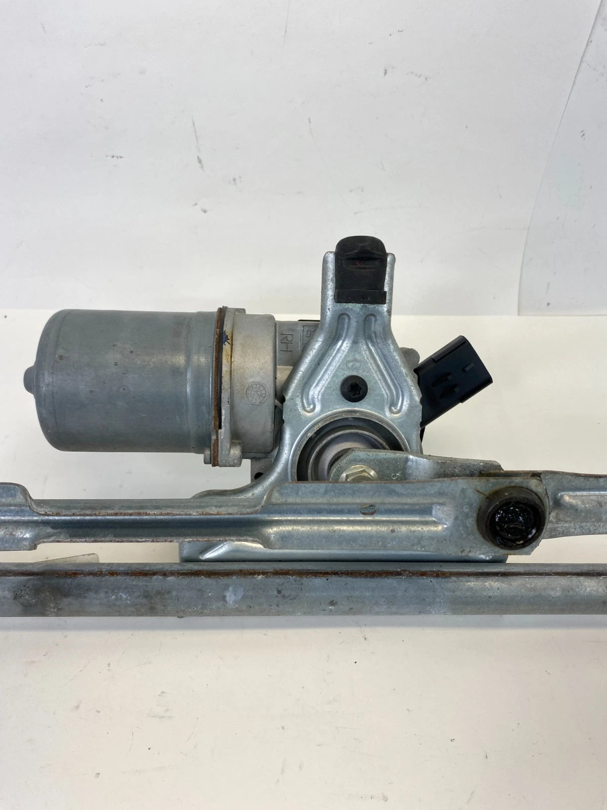 2008-2020 DODGE GRAND CARAVAN FRONT WINDSHIELD WIPER MOTOR W/ LINKAGE W000011423