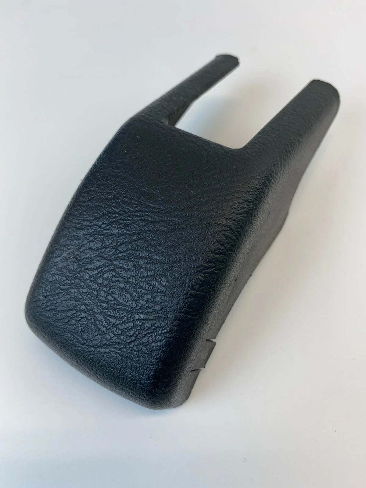 2004-2006 KIA AMANTI SEDAN FRONT SEAT SIDE TRACK END COVER PANEL 88561-3F000 OEM