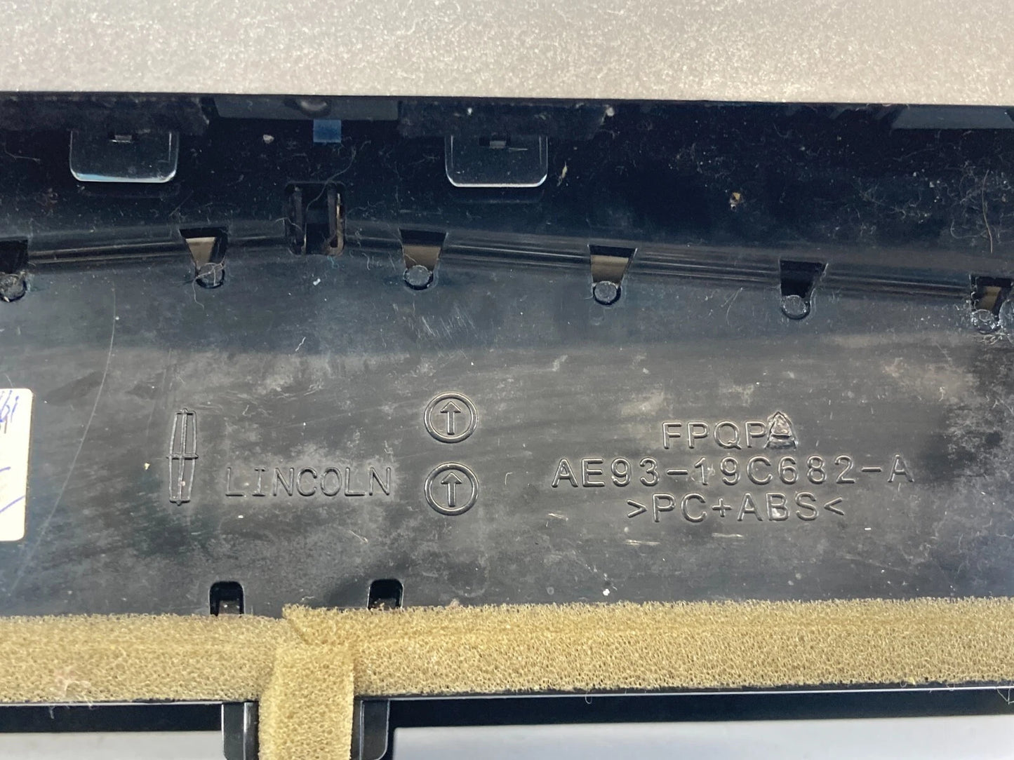 2010 2011 2012 LINCOLN MKT CENTER DASH RADIO BEZEL PANEL AIR VENTS AE93-19C682-A