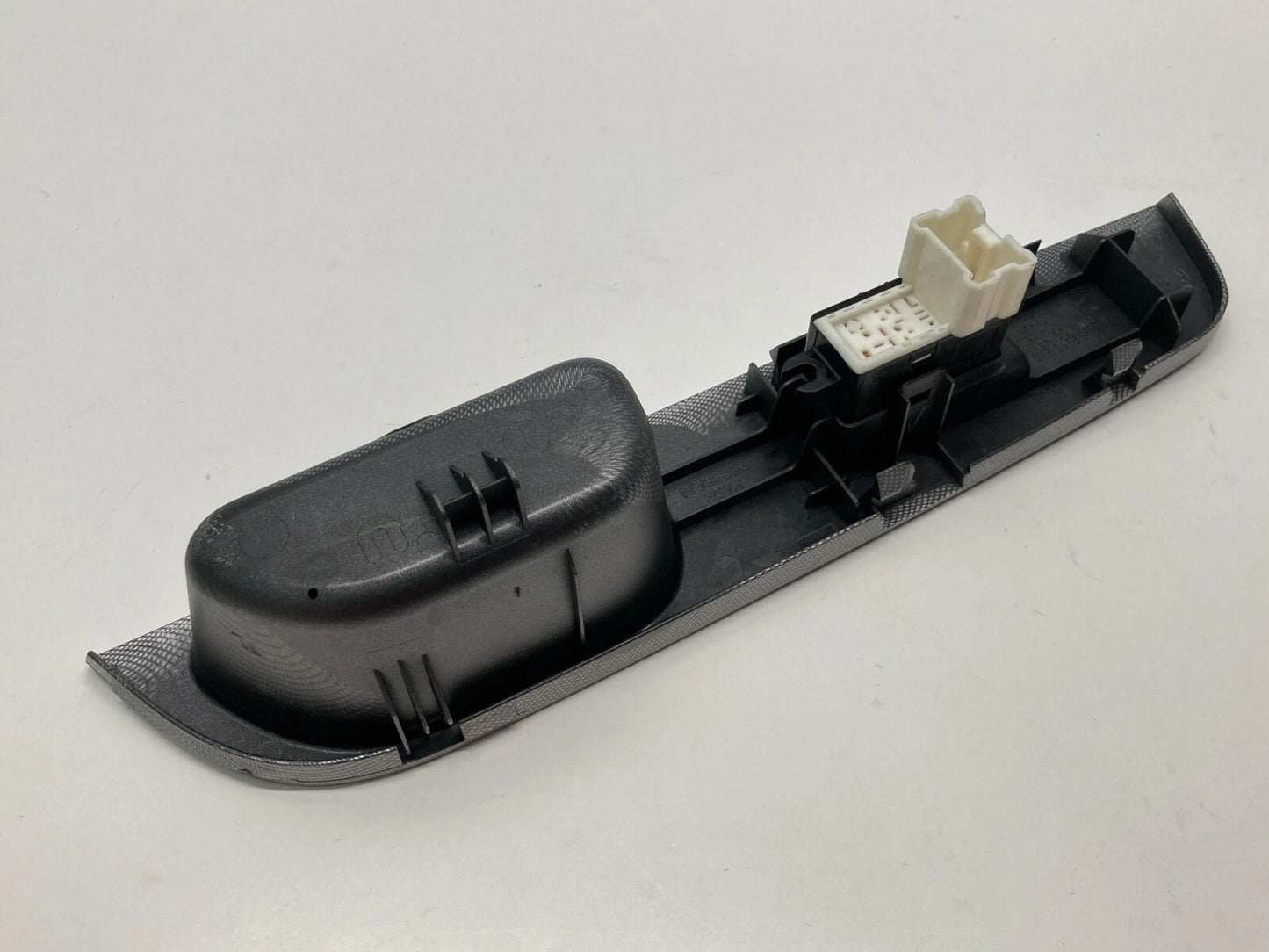 2007-2009 NISSAN VERSA REAR RIGHT PASSENGER SIDE WINDOW SWITCH BEZEL 82961EM31A