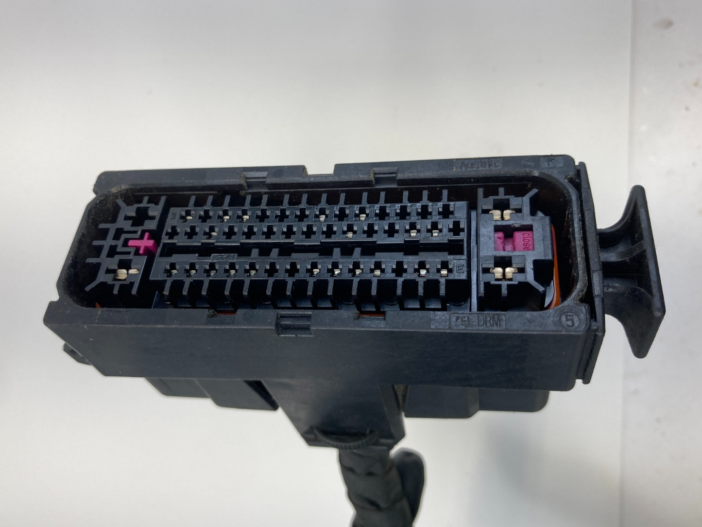 2011-2014 Volkswagen Touareg A/T 4WD ABS Anti Lock Brake Pump Plug Connector OEM