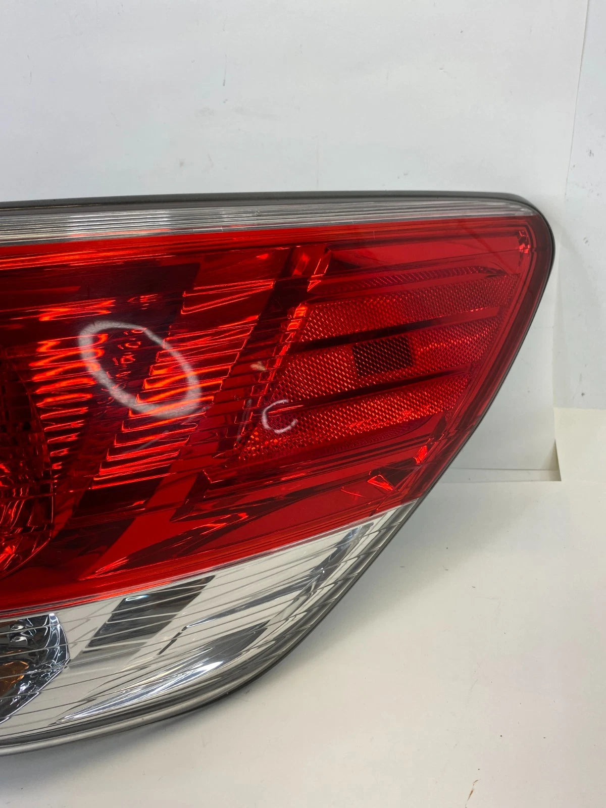 2013-2016 NISSAN PATHFINDER RIGHT PASSENGER REAR OUTER TAIL LIGHT ASSEMBLY OEM