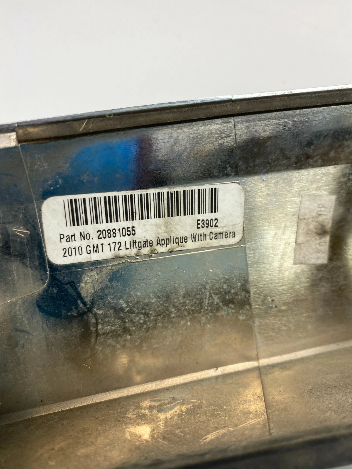 10-15 CHEVROLET EQUINOX DECK LID CENTER LIFTGATE APPLIQUE MOLDING 20881055 OEM