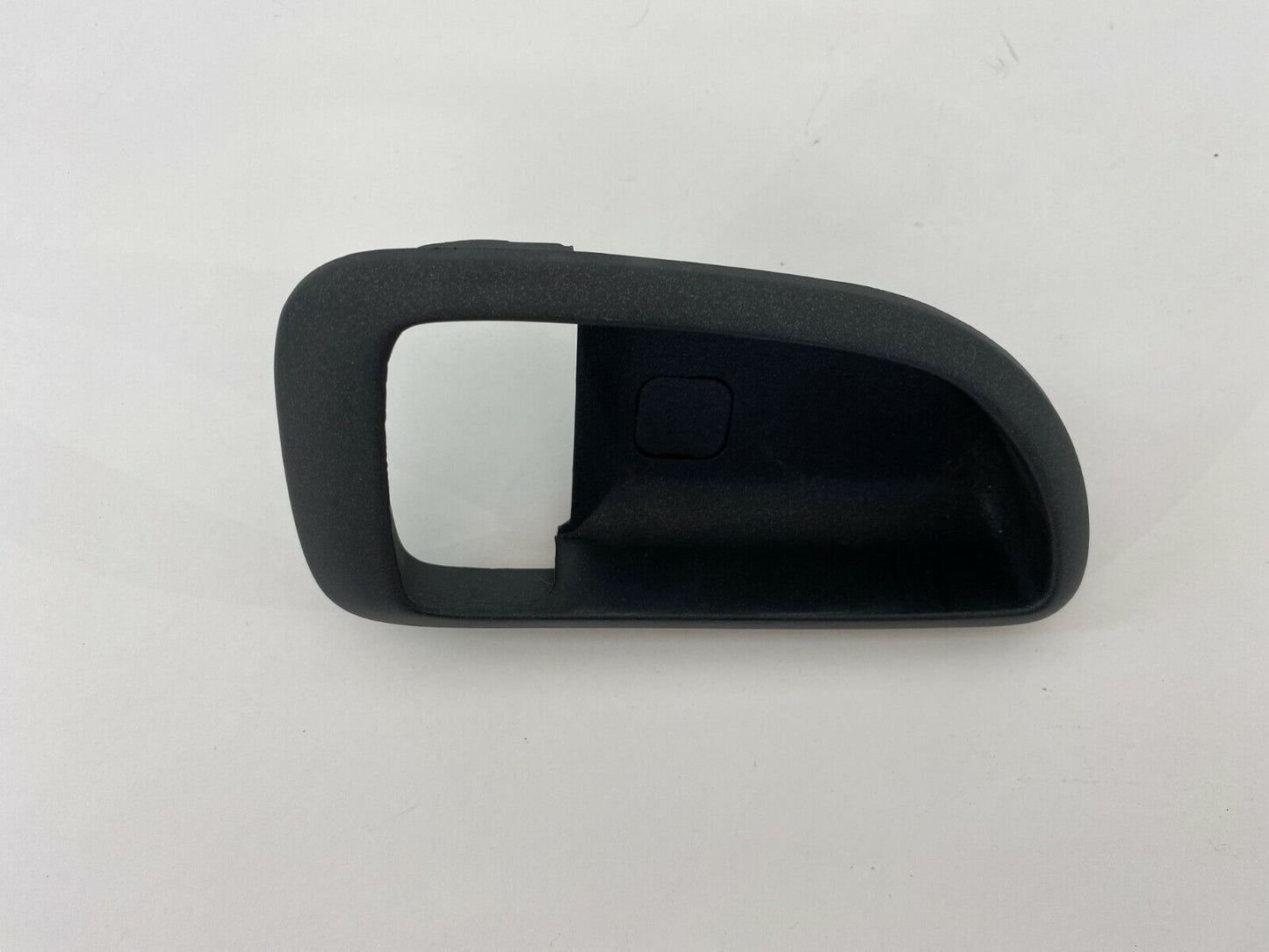 01-06 Hyundai Santa Fe Front Right Side Inner Door Handle Bezel Trim 82621-26000