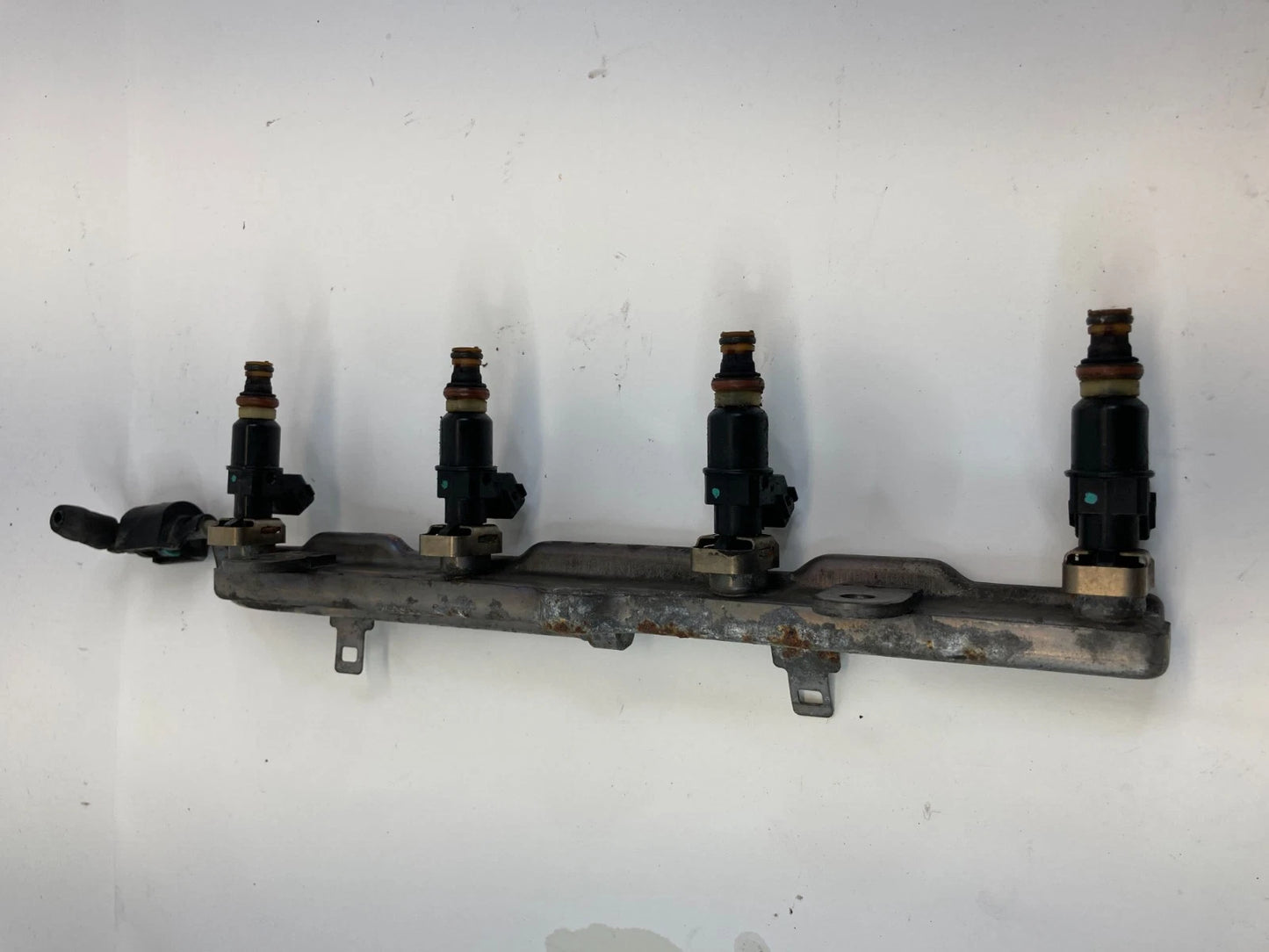2003-2007 HONDA ACCORD 2.4L CYL AT ENGINE FUEL RAIL W/ FUEL INJECTORS SET 4 OEM