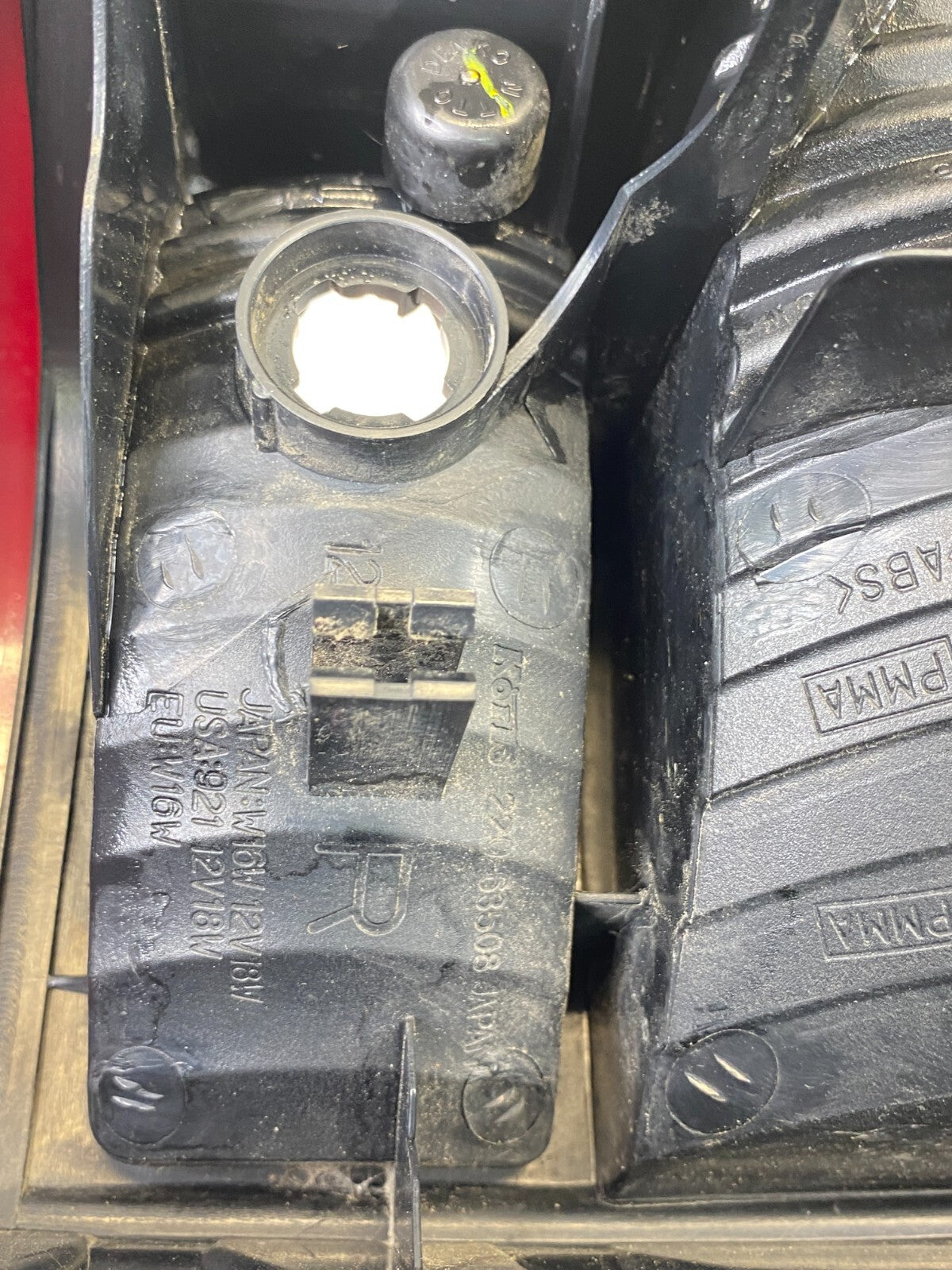 1999-2004 Nissan Pathfinder Rear Right Passenger Side Tail Light Taillight Lamp