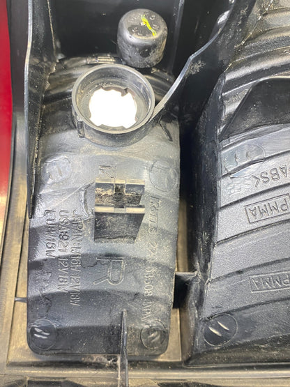 1999-2004 Nissan Pathfinder Rear Right Passenger Side Tail Light Taillight Lamp