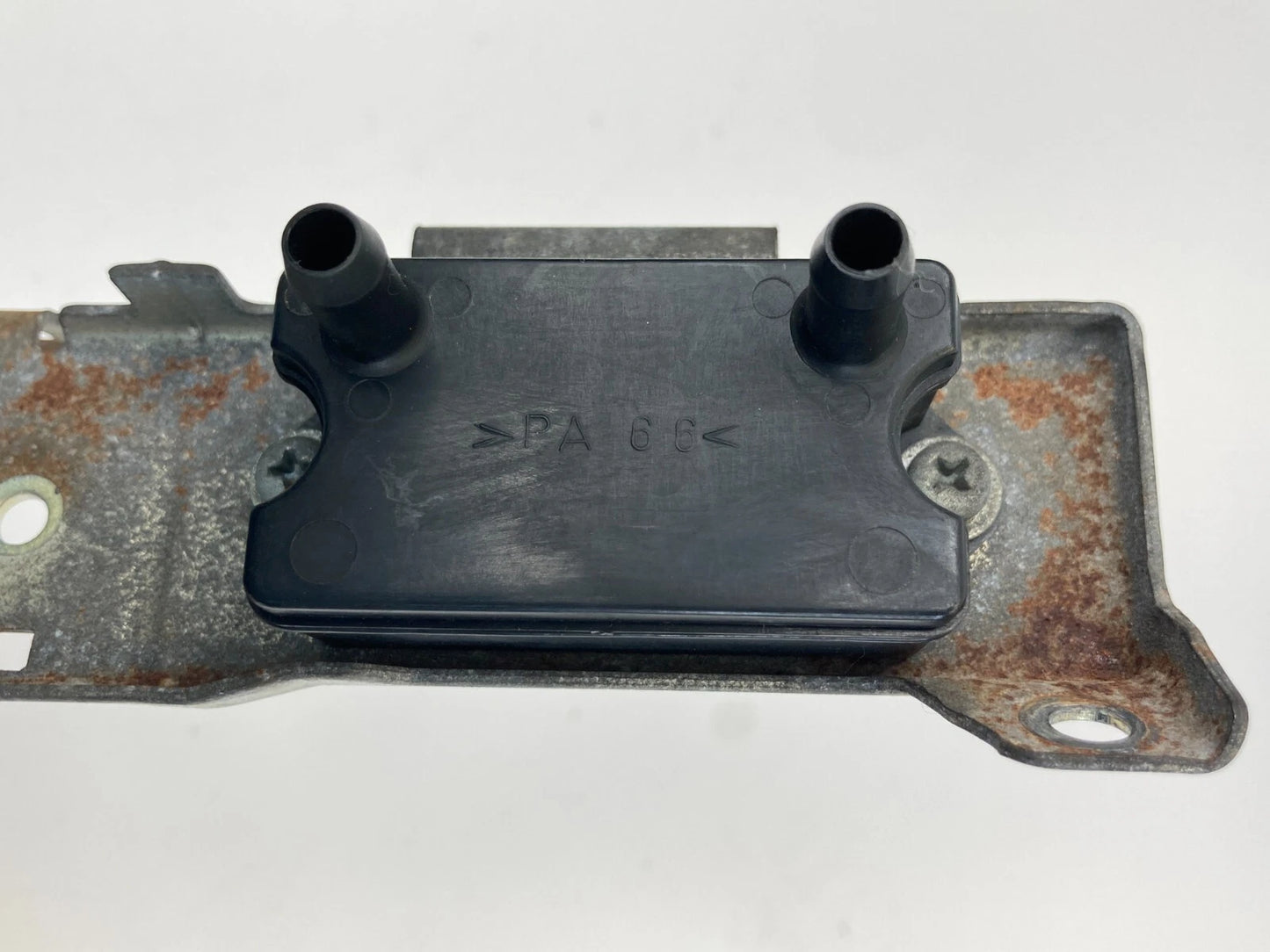 2006 2007 TOYOTA HIGHLANDER HYBRID 3.3 EMISSION SYSTEM VACUUM SWITCH SET BRACKET