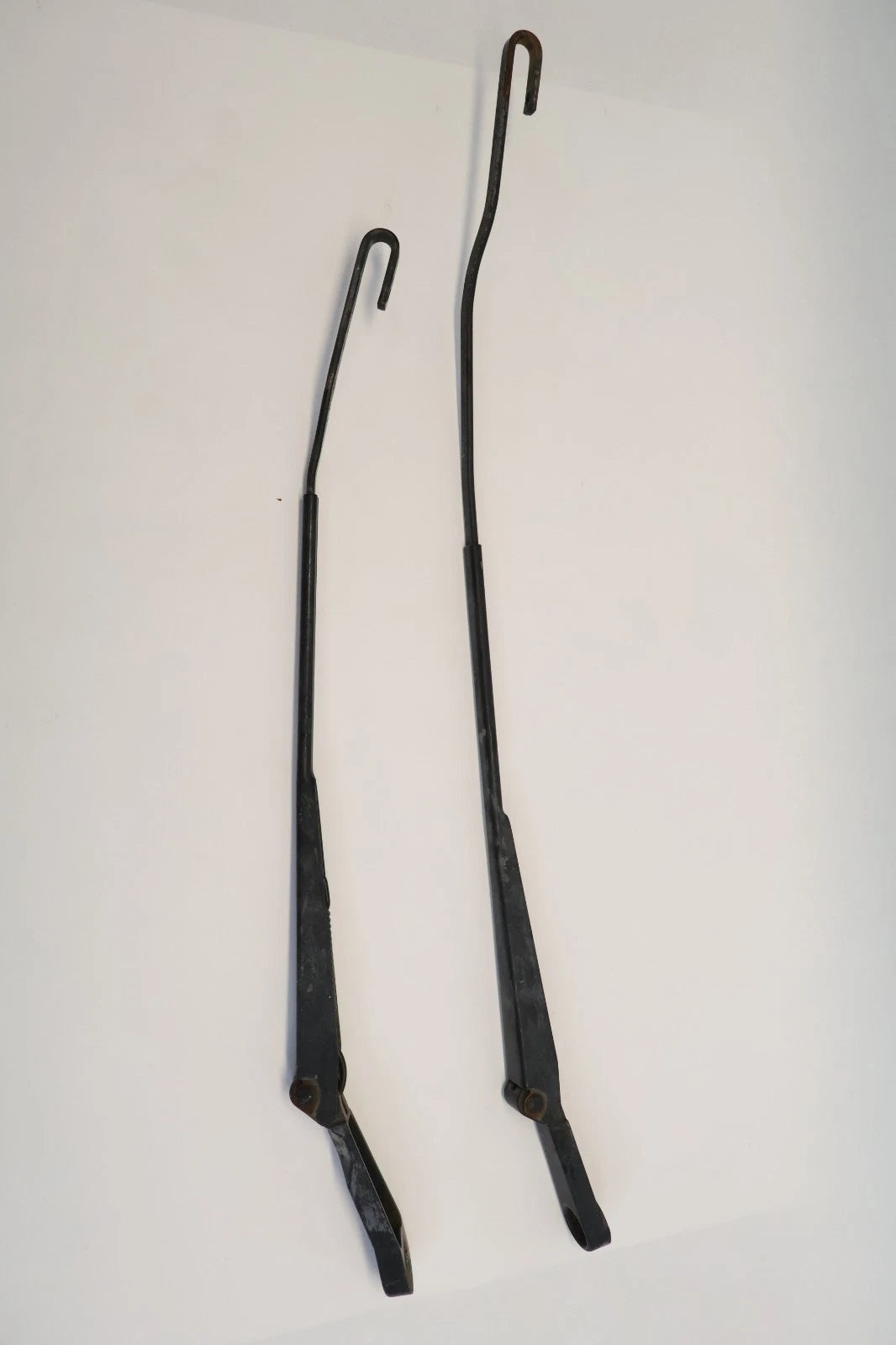 1998-2010 VOLKSWAGEN BEETLE FRONT LEFT & RIGHT WINDSHIELD WIPER ARM SET OEM