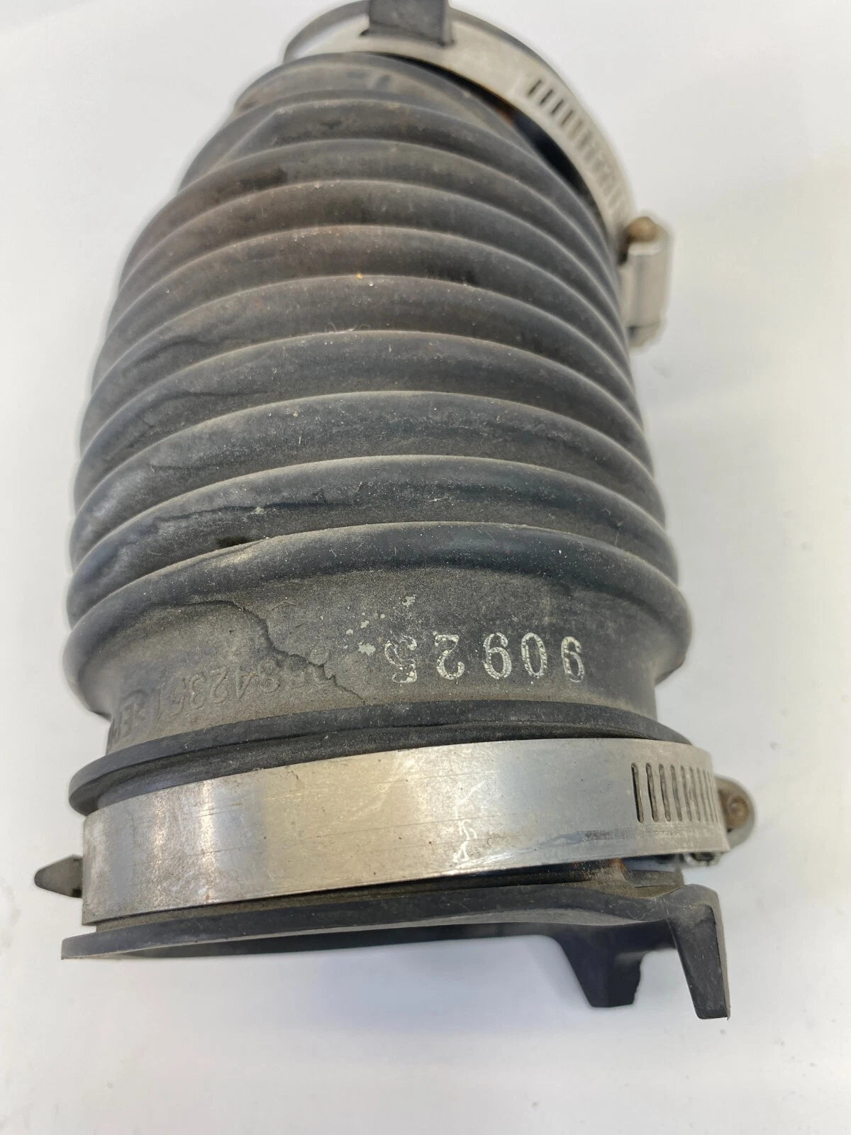2008-2010 CHEVROLET MALIBU 2.4L AIR CLEANER OUTLET DUCT TUBE PIPE 25842351 OEM