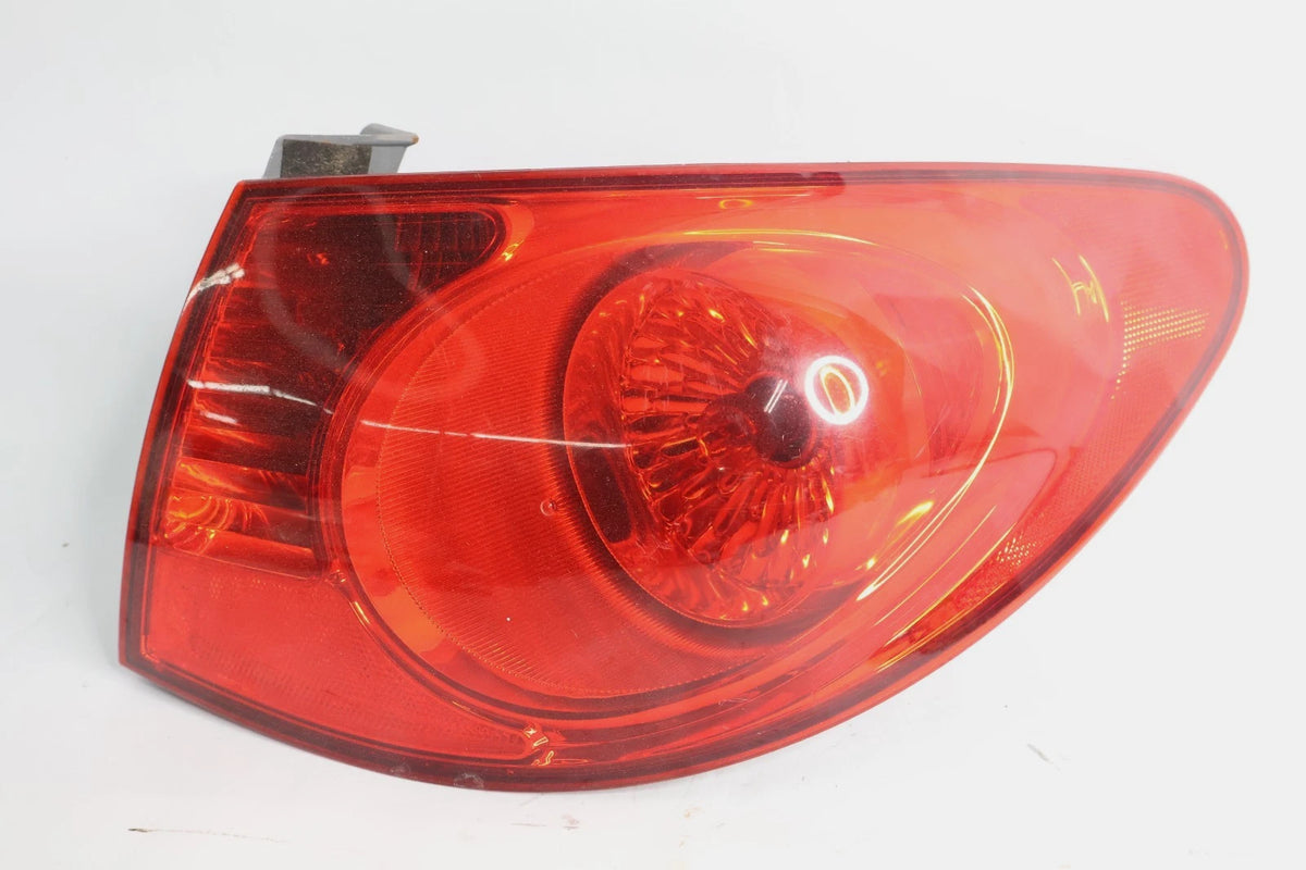 2007-2010 HYUNDAI ELANTRA SEDAN RIGHT PASSENGER SIDE OUTER TAIL LIGHT LAMP OEM