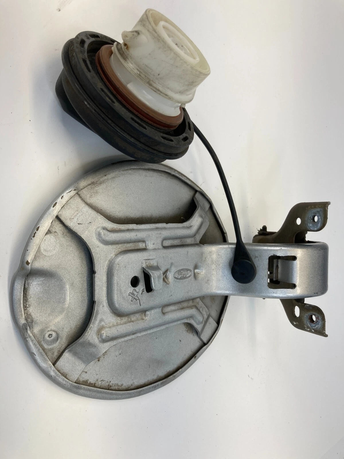08 09 10 11 FORD FOCUS SEDAN 2.0 FUEL FILLER GAS LID DOOR COVER W/ TANK CAP TOP