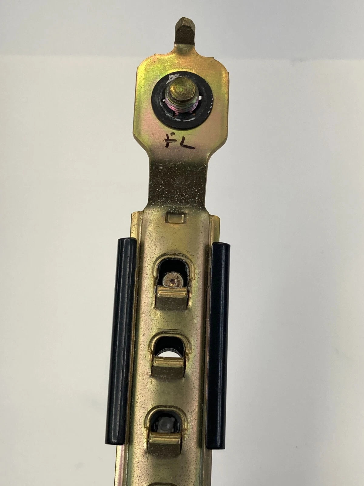 03 04 MITSUBISHI MONTERO SPORT FR LEFT DRIVER SEAT BELT HEIGHT ADJUSTER BRACKET