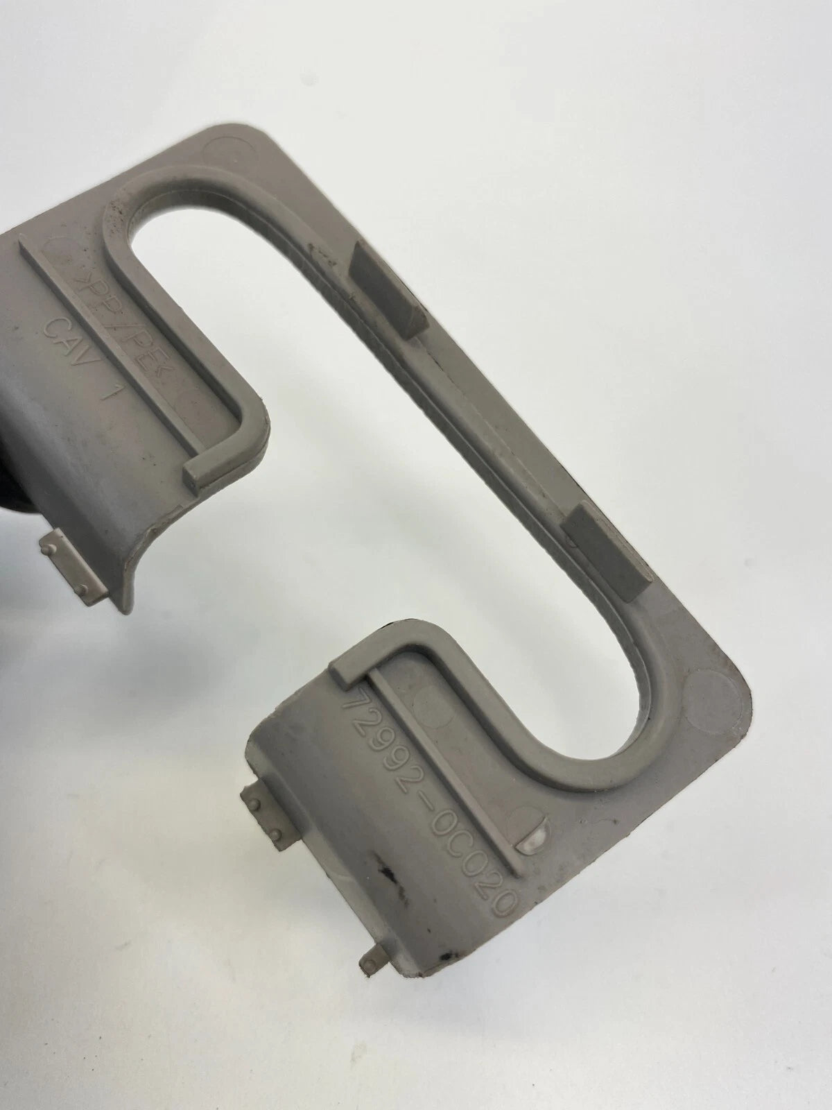 2001-2005 TOYOTA SEQUOIA FRONT RIGHT SEAT CUSHION BUCKLE COVER 72992-0C020 OEM