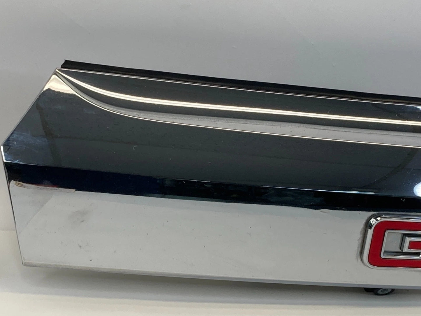 2010-2015 GMC TERRAIN TRUNK LID GARNISH LICENSE PLATE MOLDING W/ CAMERA 23333992
