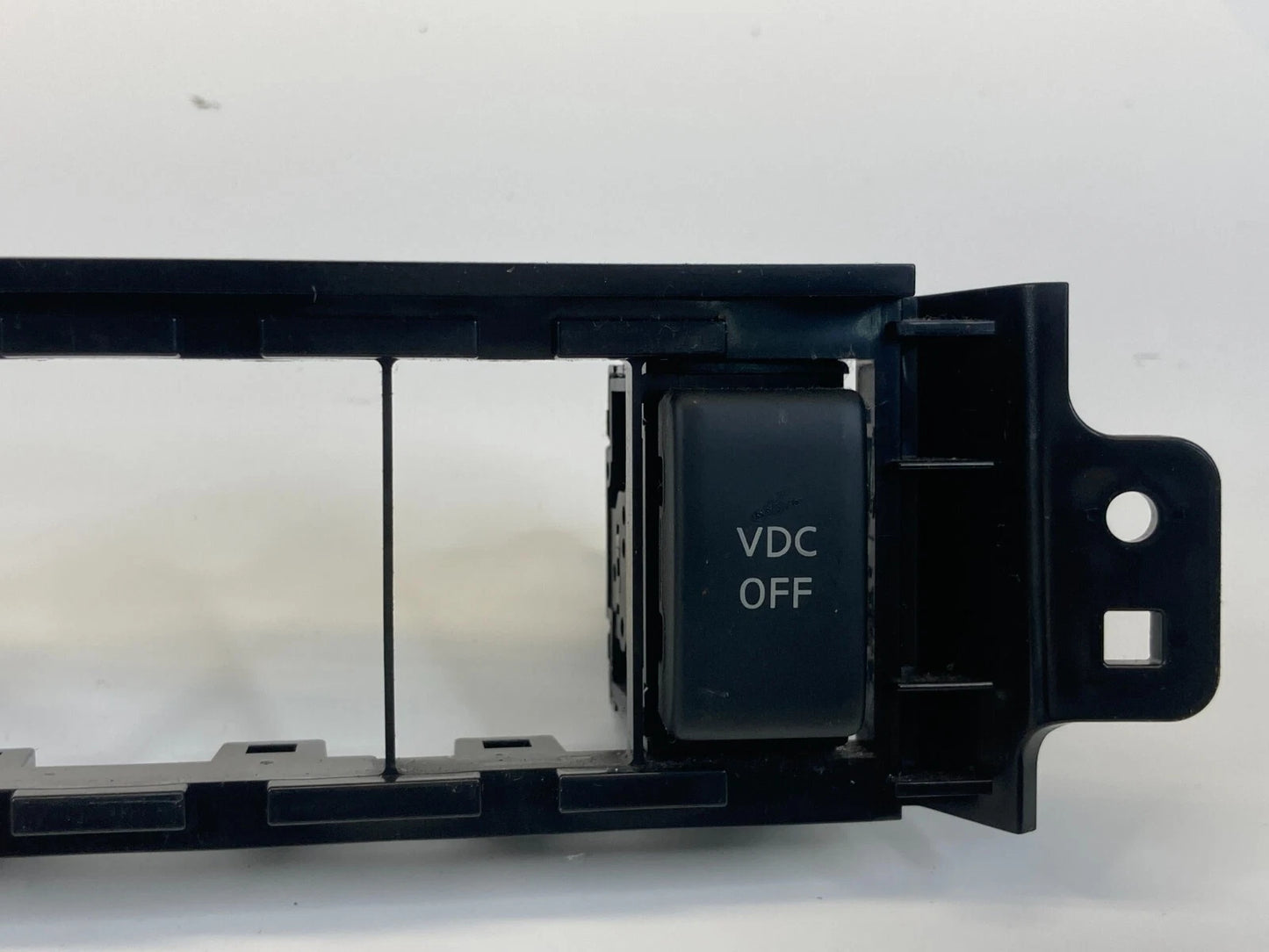 2006 2007 INFINITI M35 VDC OFF TRACTION CONTROL SWITCH BUTTON BEZEL TRIM OEM