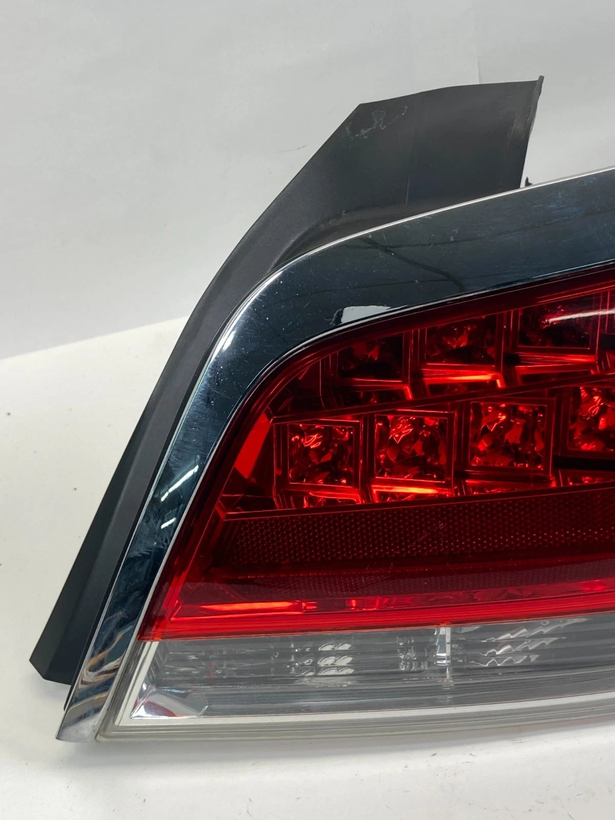 2010-2013 BUICK LACROSSE REAR RIGHT PASSENGER SIDE TAIL LIGHT TAILLIGHT OEM