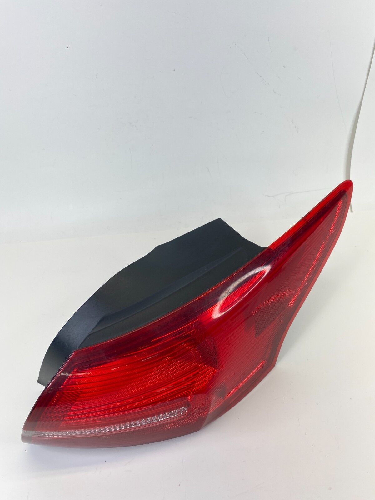 2015-2018 Ford Focus SEL Sedan 4-DR 2.0L Right Tail Light Taillight F1EB-13404