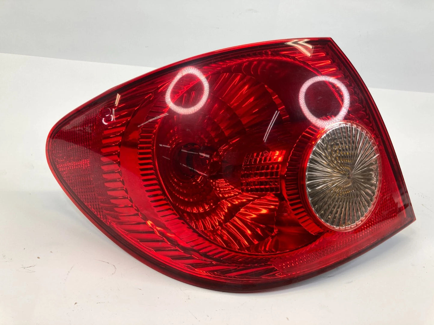 05-08 TOYOTA COROLLA SEDAN REAR LEFT SIDE TAIL LIGHT TAILLIGHT OUTER LAMP OEM