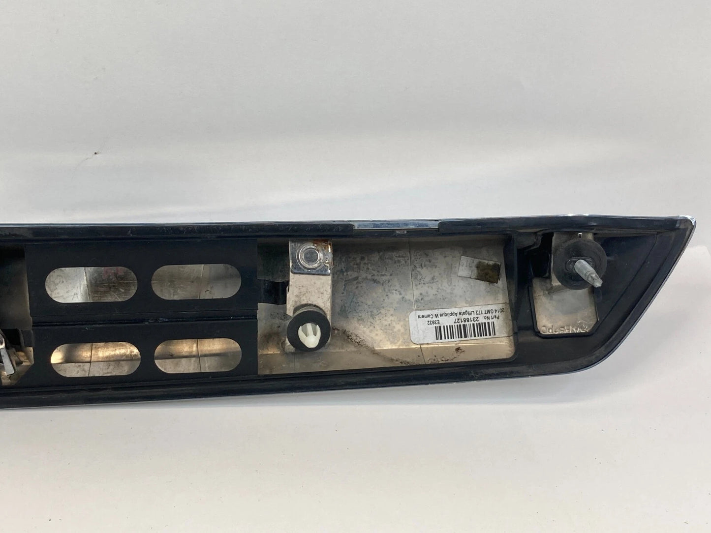10-15 CHEVROLET EQUINOX LIFTGATE DECK LID CENTER APPLIQUE CHROME 23188127 OEM