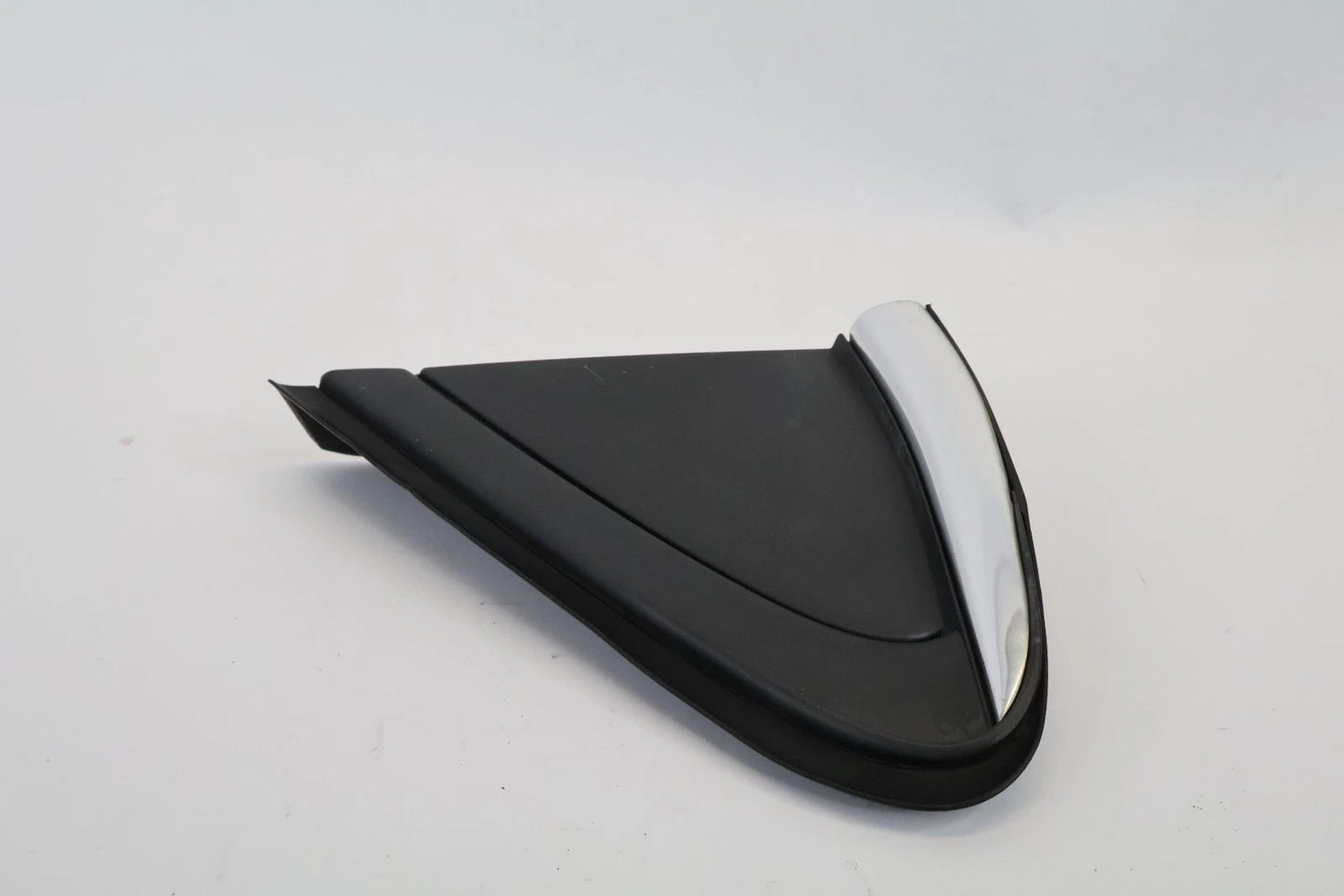 2016-2019 CHEVROLET CRUZE FRONT LEFT FENDER UPPER REARWARD CORNER TRIM BEZEL