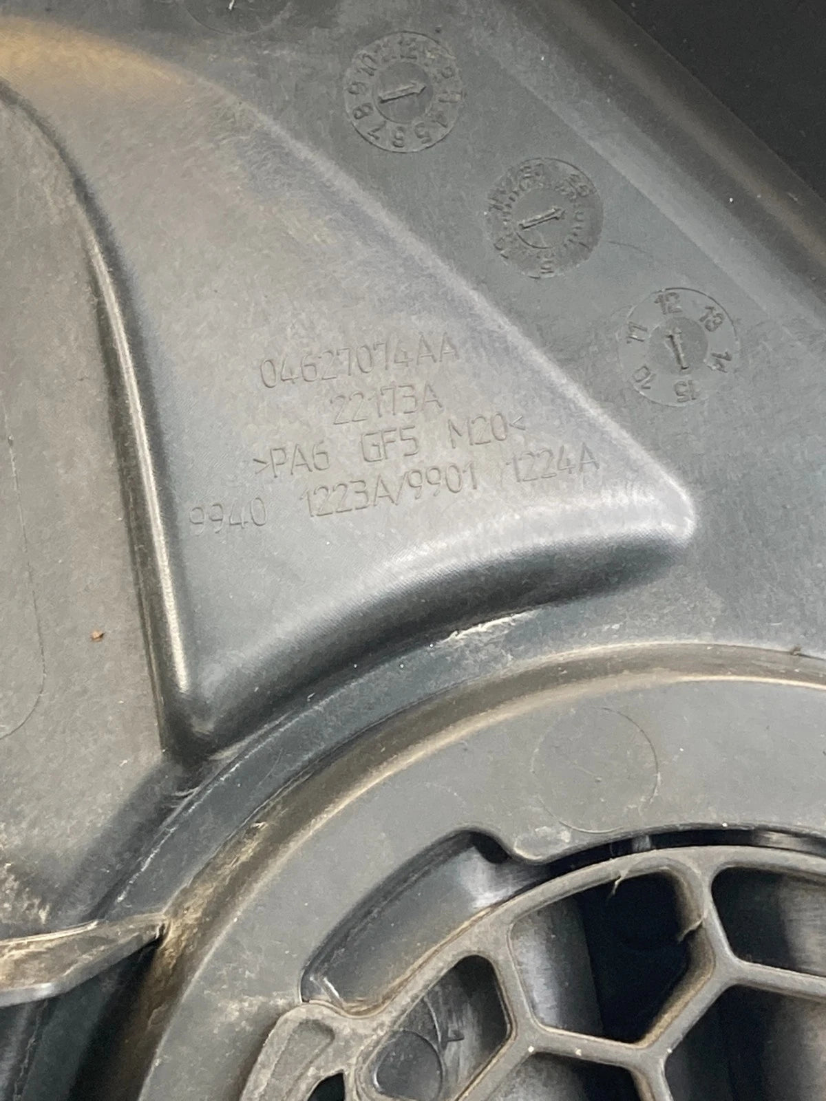 2011-2014 CHRYSLER 200 DODGE AVENGER 3.6L V6 UPPER ENGINE LID COVER 04627074AA