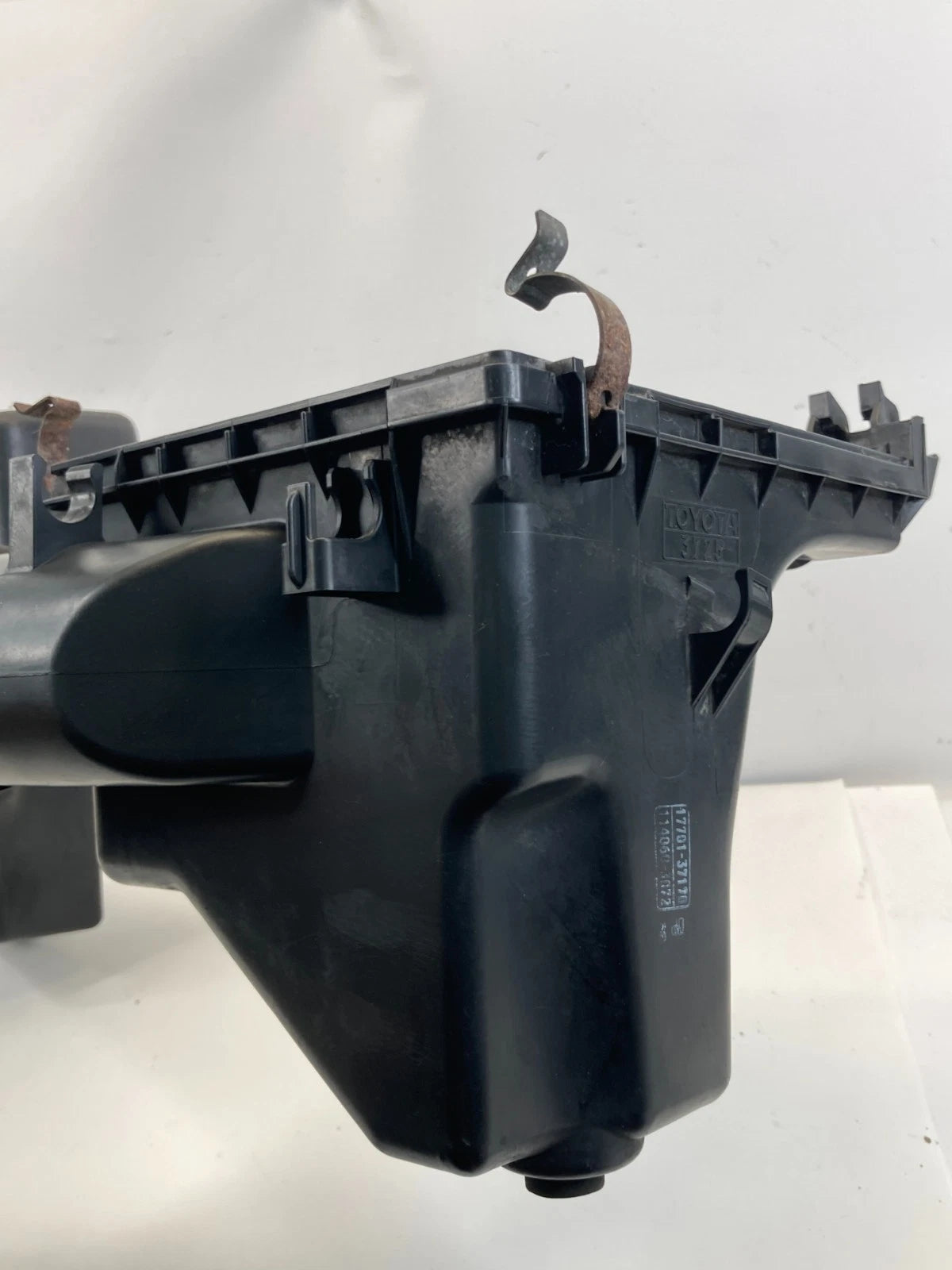 2012-2015 TOYOTA PRIUS AIR CLEANER INTAKE BOX HOUSING RESONATOR 17701-37170 OEM