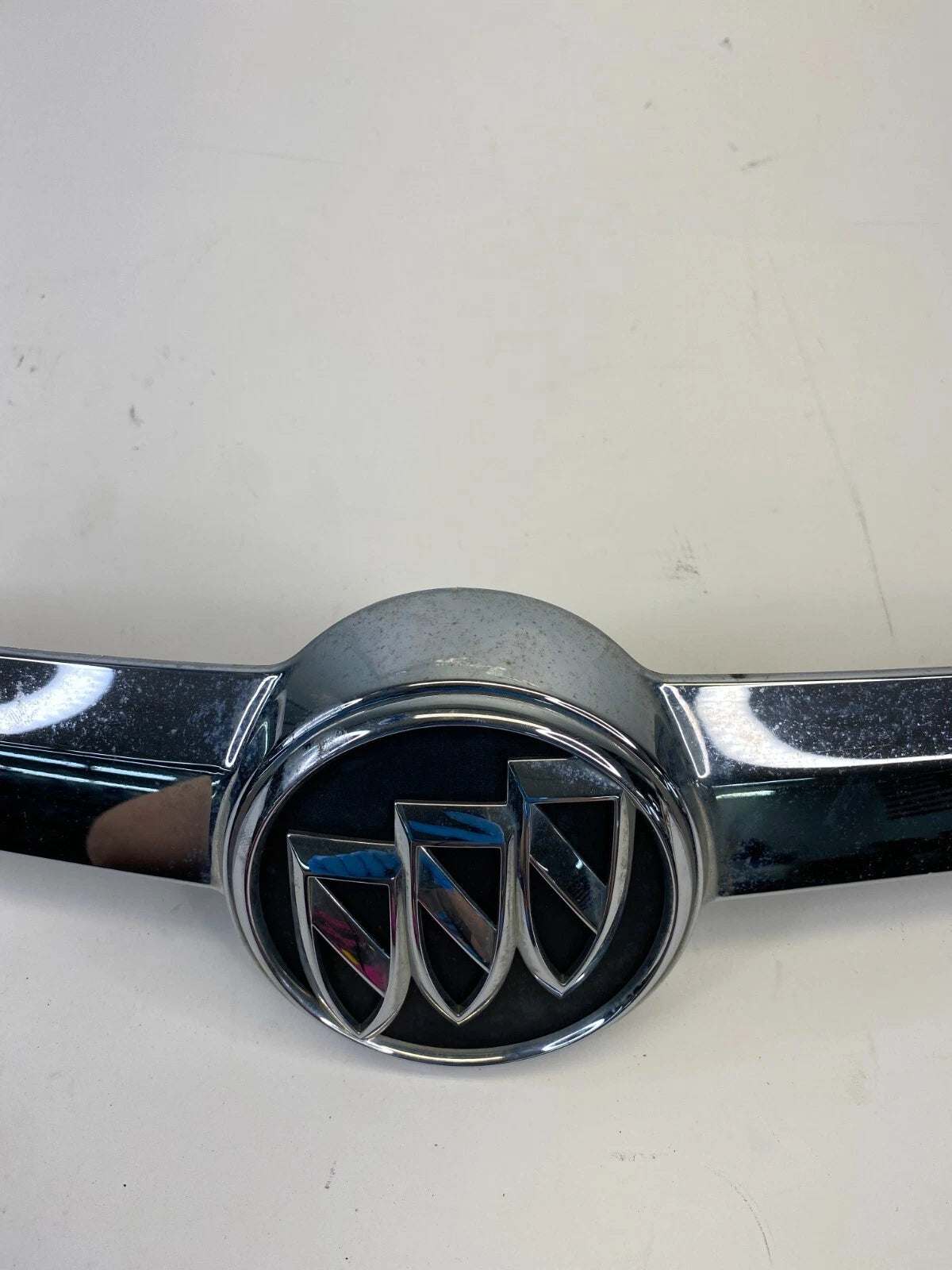 11-13 BUICK REGAL REAR TRUNK TAILGATE MOLDING TRIM GARNISH W/ EMBLEM 132266400